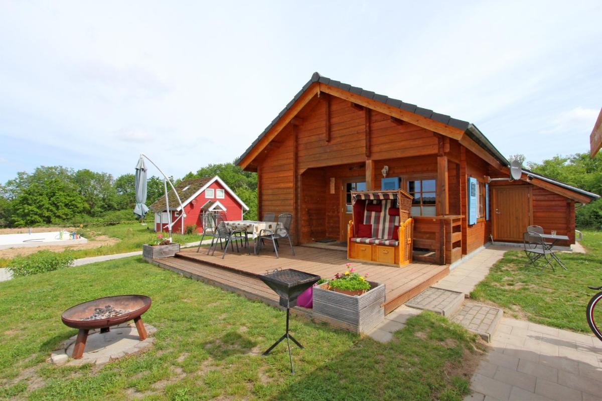 Three-Bedroom House photo 2