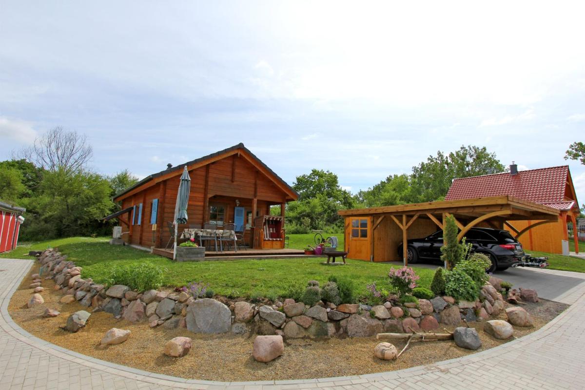 Three-Bedroom House photo 1