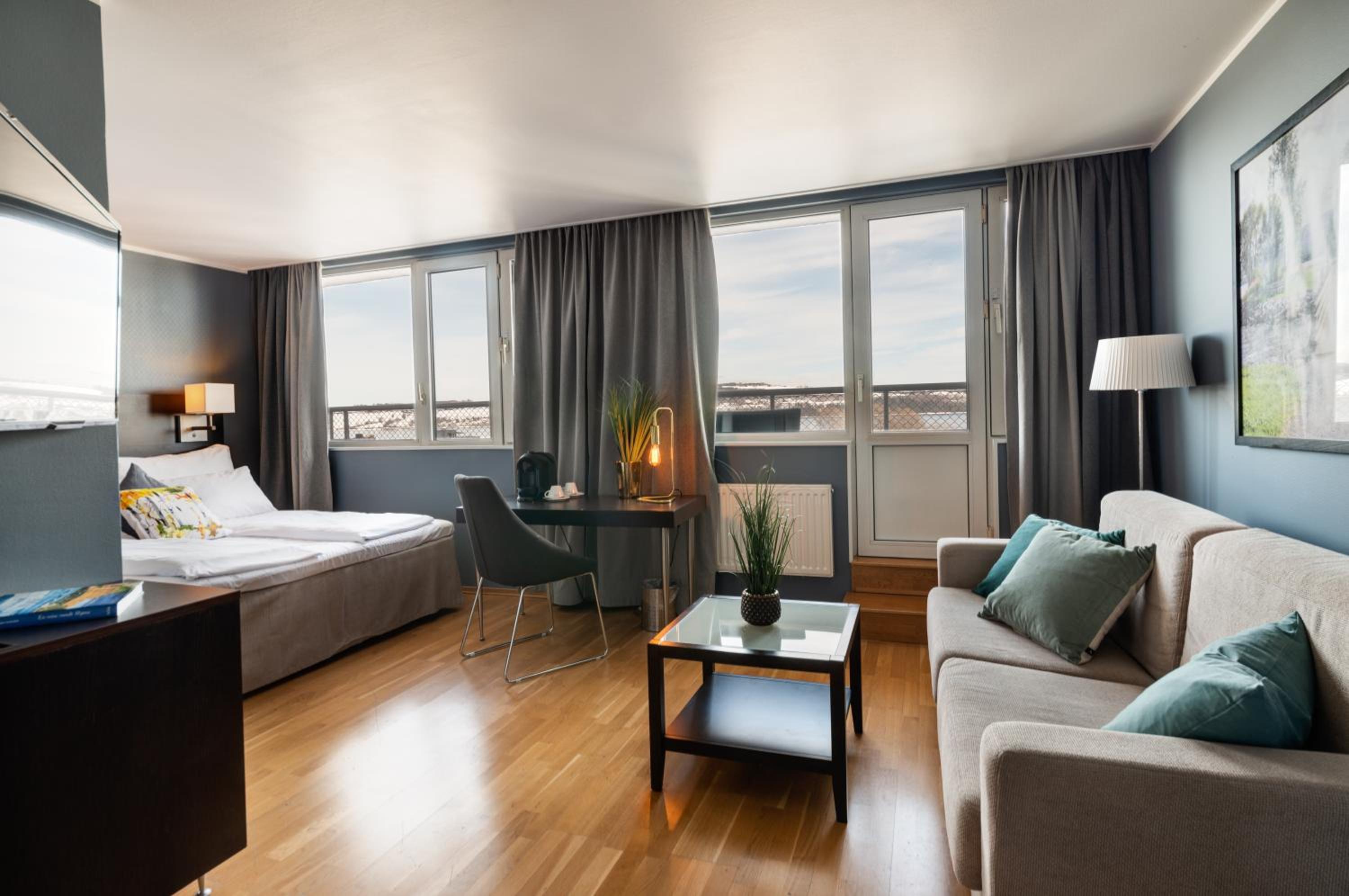 Deluxe Room With Balcony - Photo 1