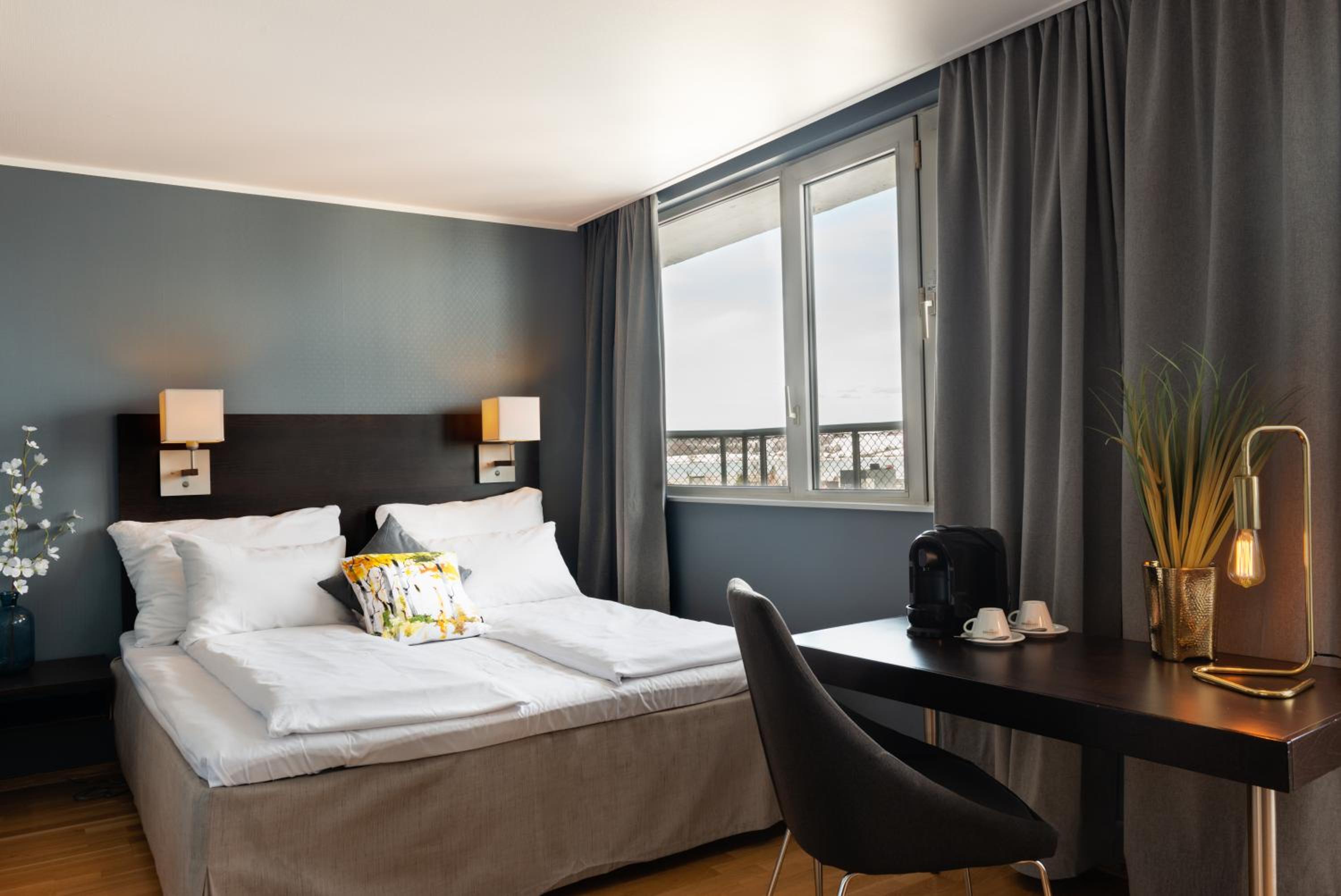 Deluxe Room With Balcony - Photo 3