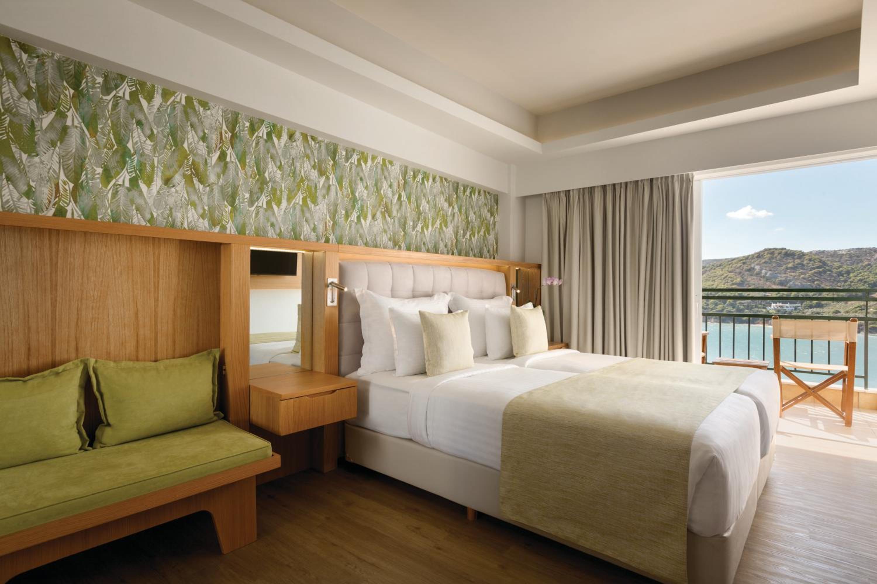 Deluxe Room with Sea View - Photo 2