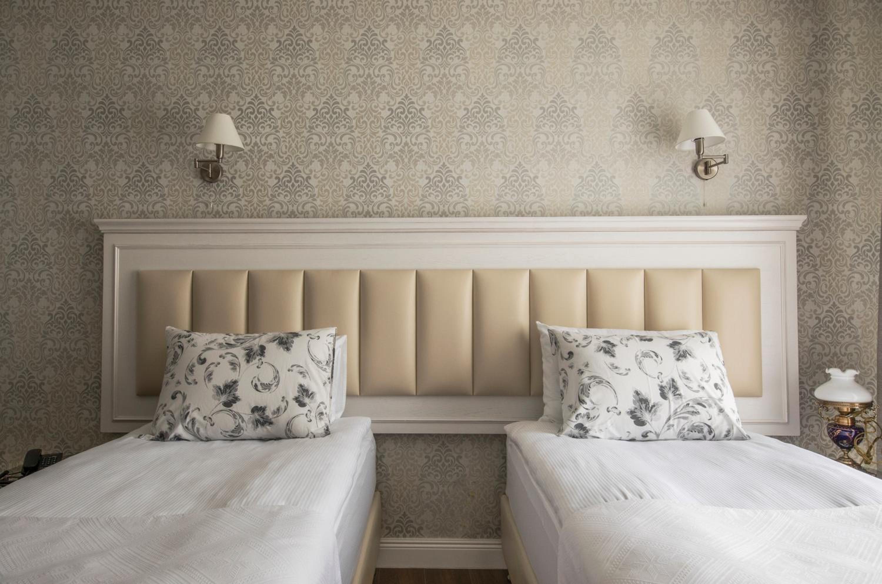 Standard Double or Twin Room - Photo 8