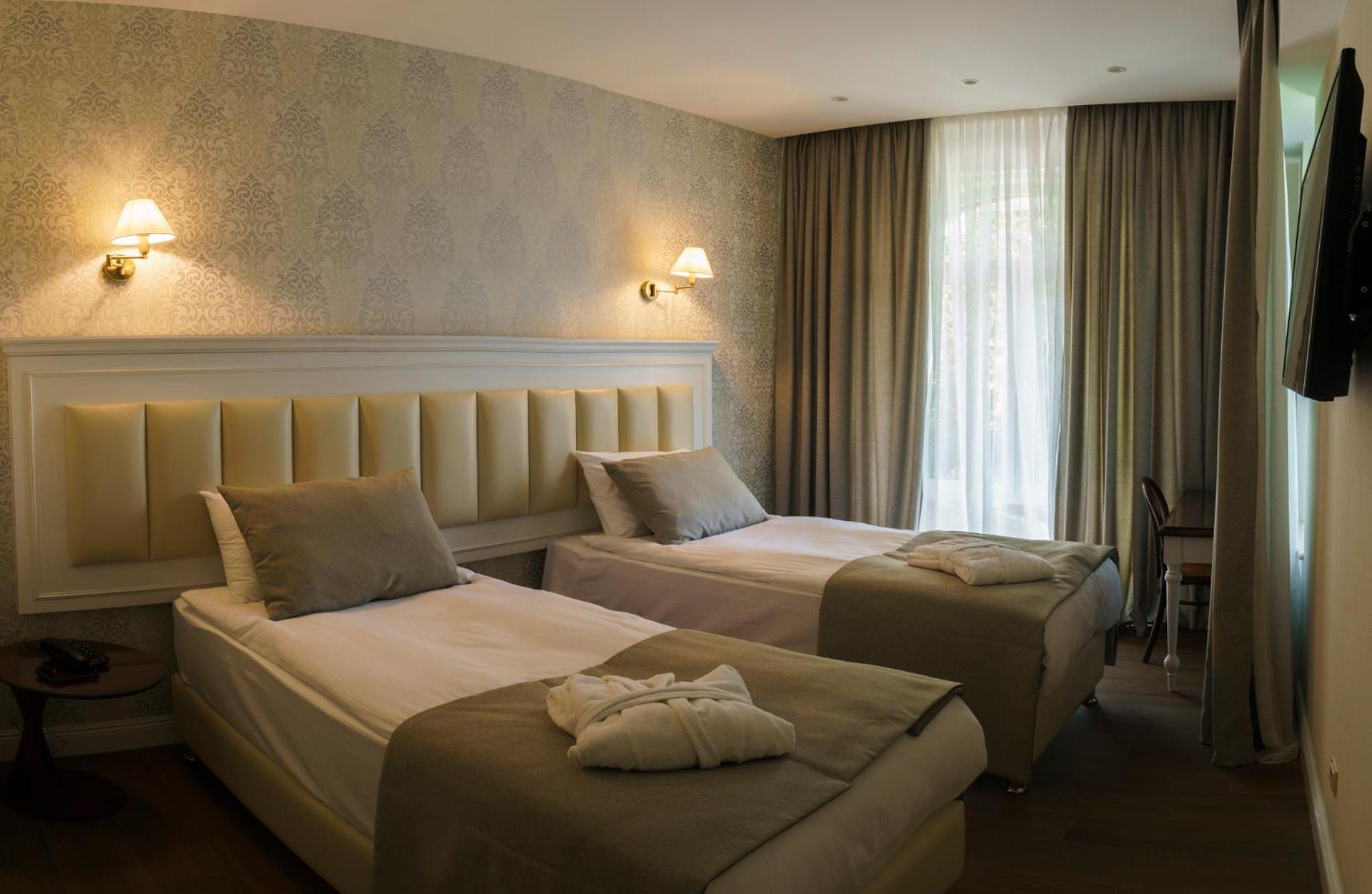 Standard Double or Twin Room - Photo 9