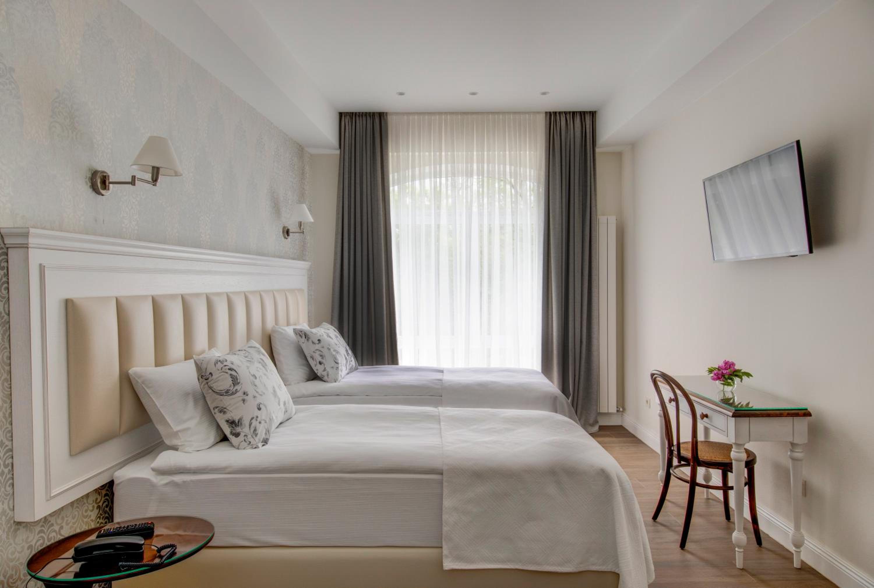 Standard Double or Twin Room - Photo 11