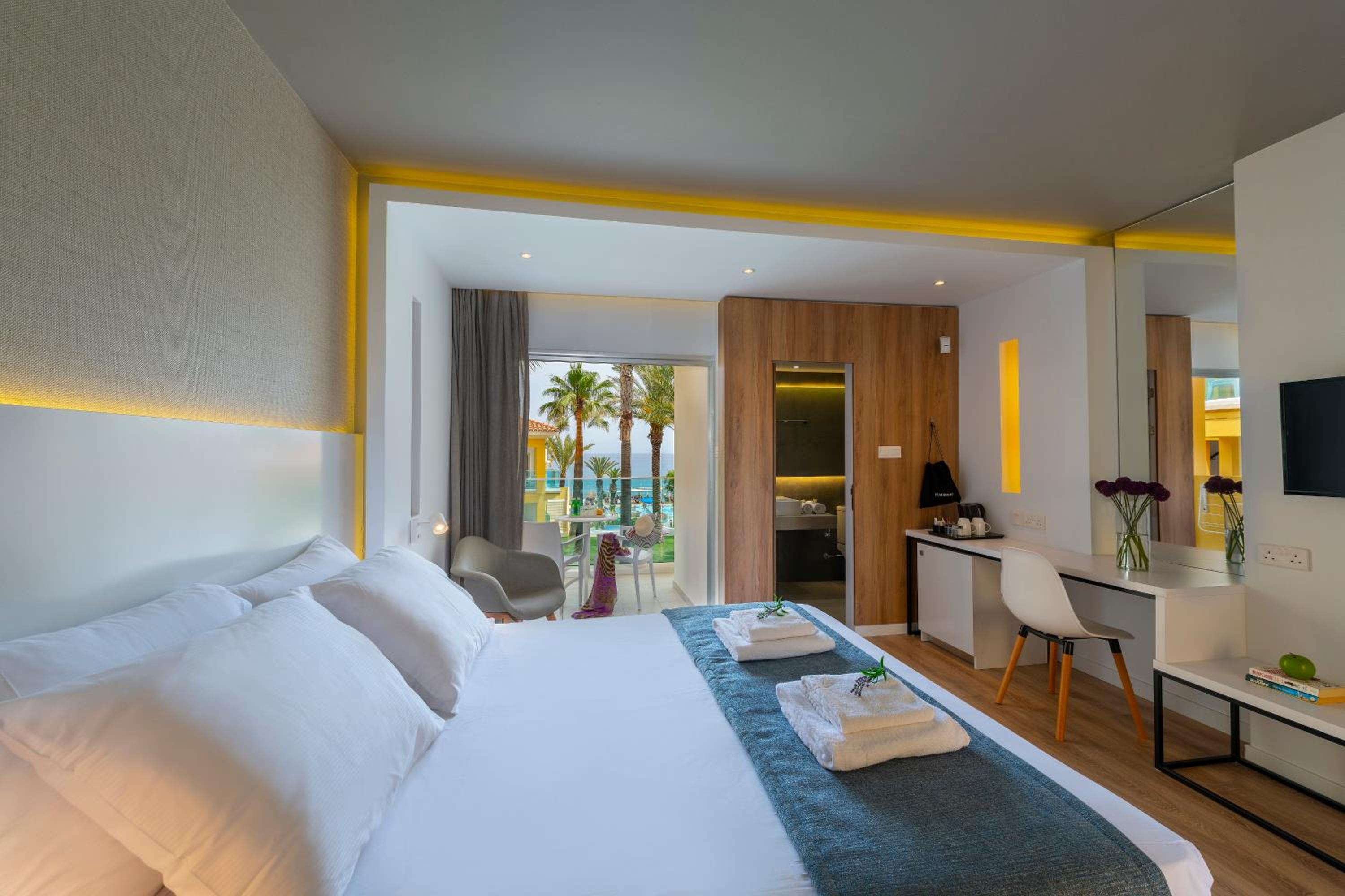 Double Room with Balcony - Photo 3