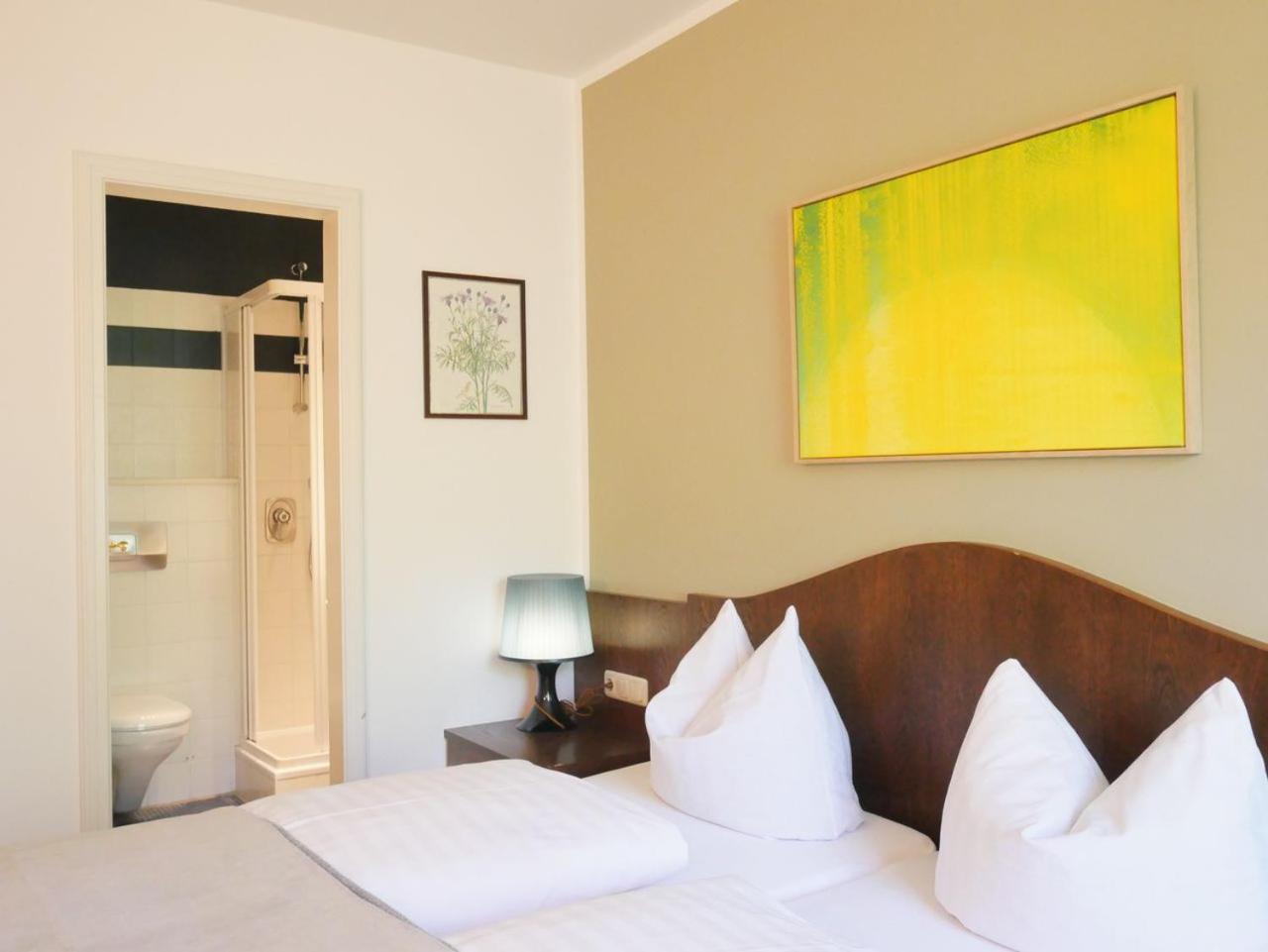 Double Room with Private Bathroom - Photo 17
