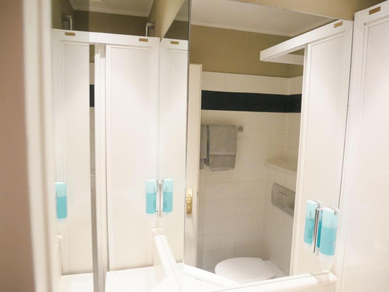 Double Room with Private Bathroom - Photo 16