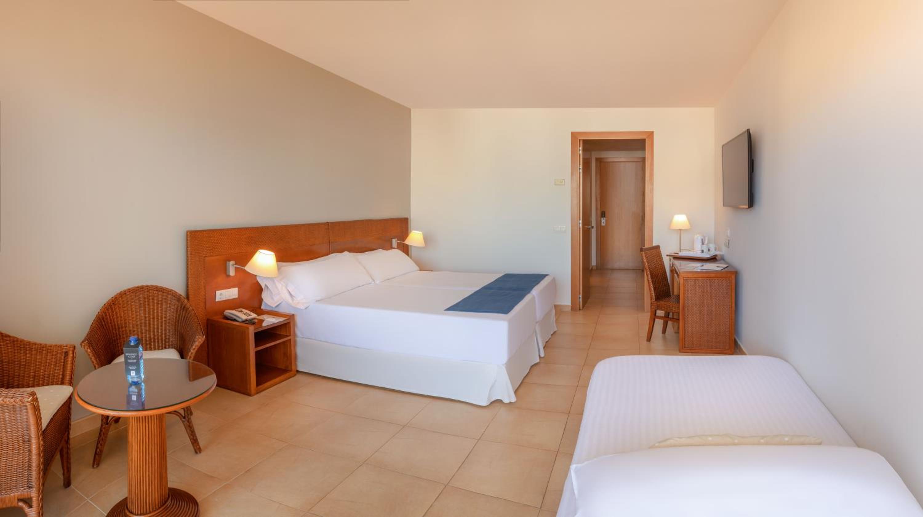 Double or Twin Room with Terrace (3 Adults) - Photo 2