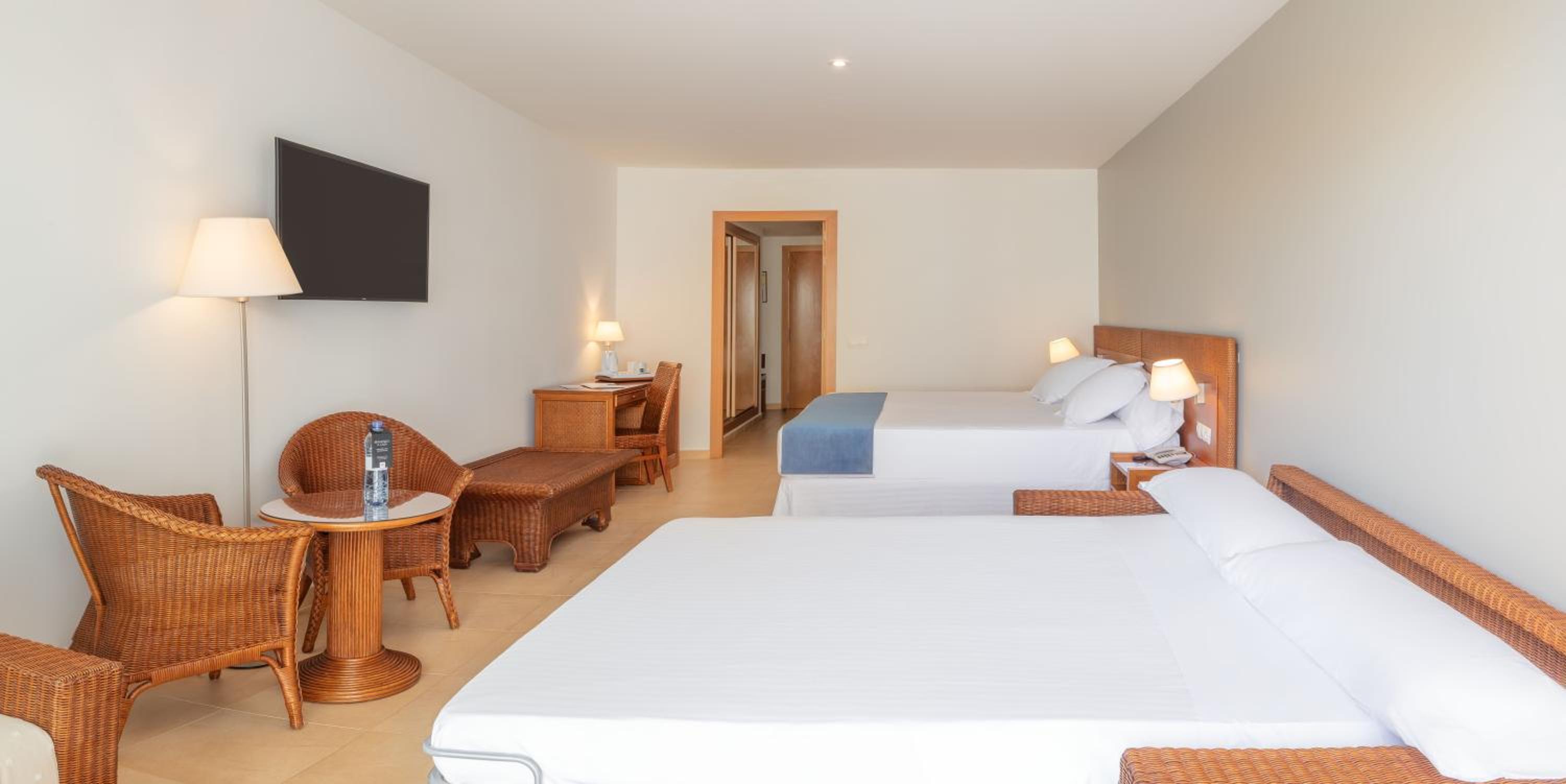 Premium Double Room with Terrace  (2 adultos + 3 niños) - Photo 1