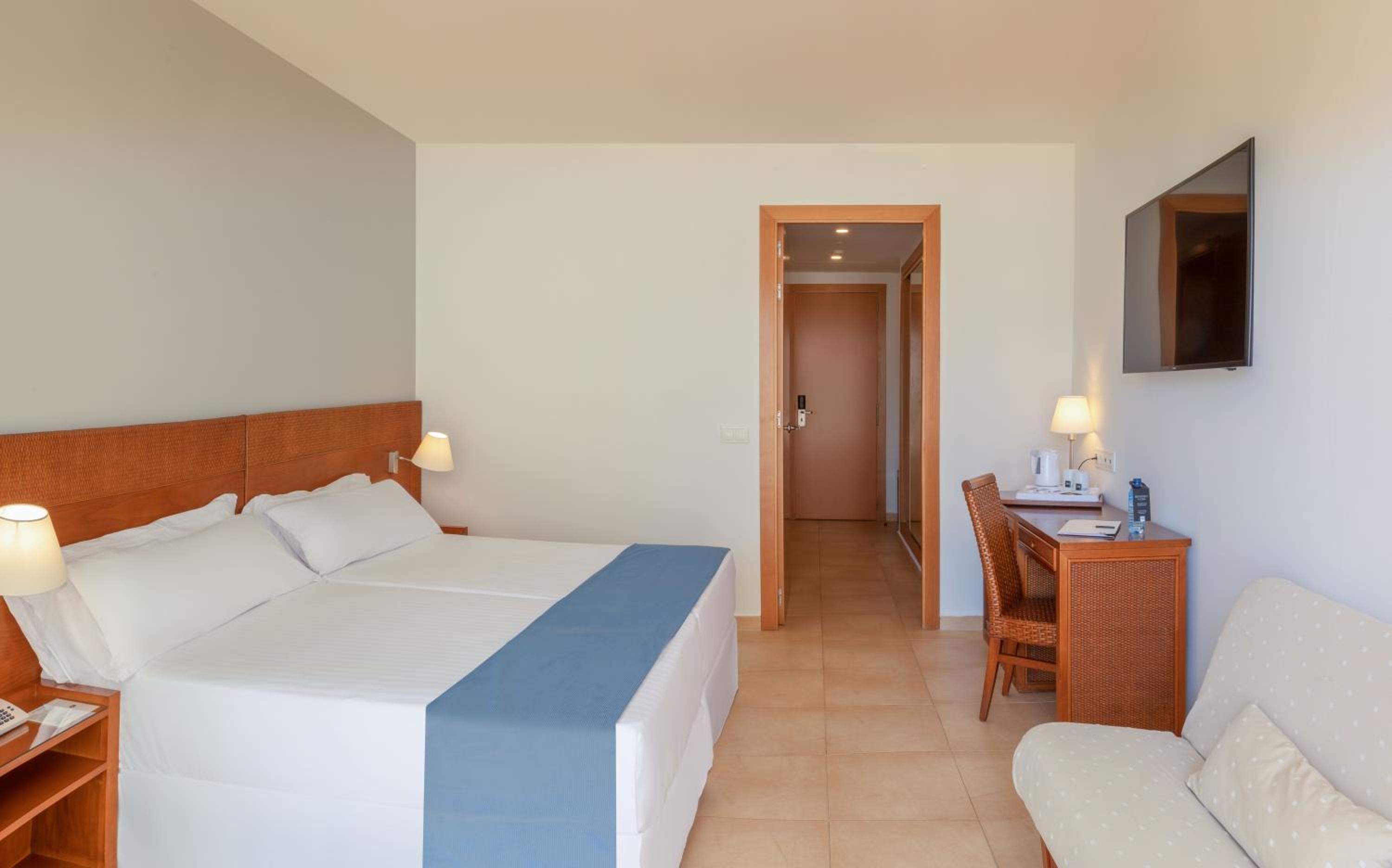Double or Twin Room with Terrace (3 Adults) - Photo 1