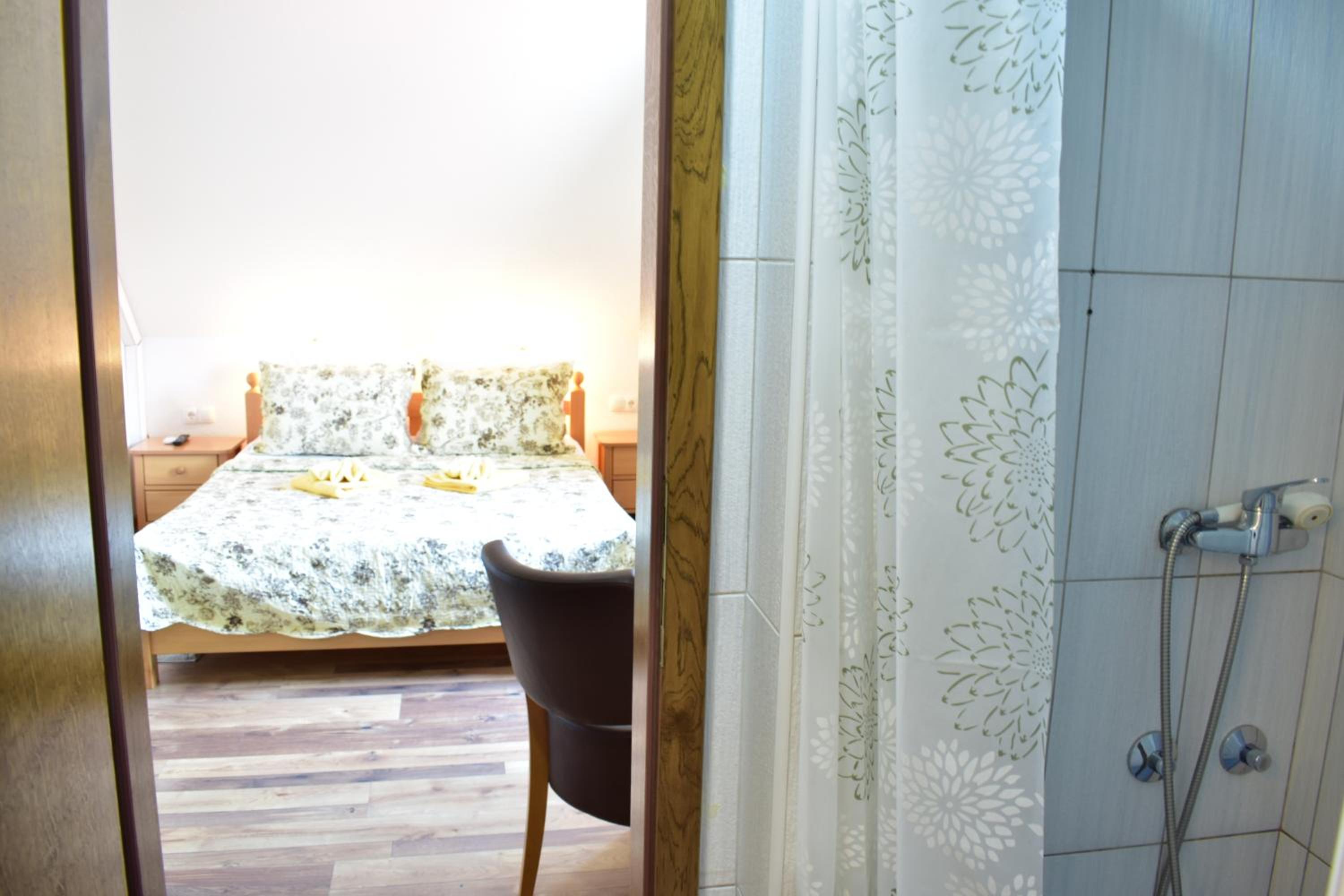 Double Room - Photo 7