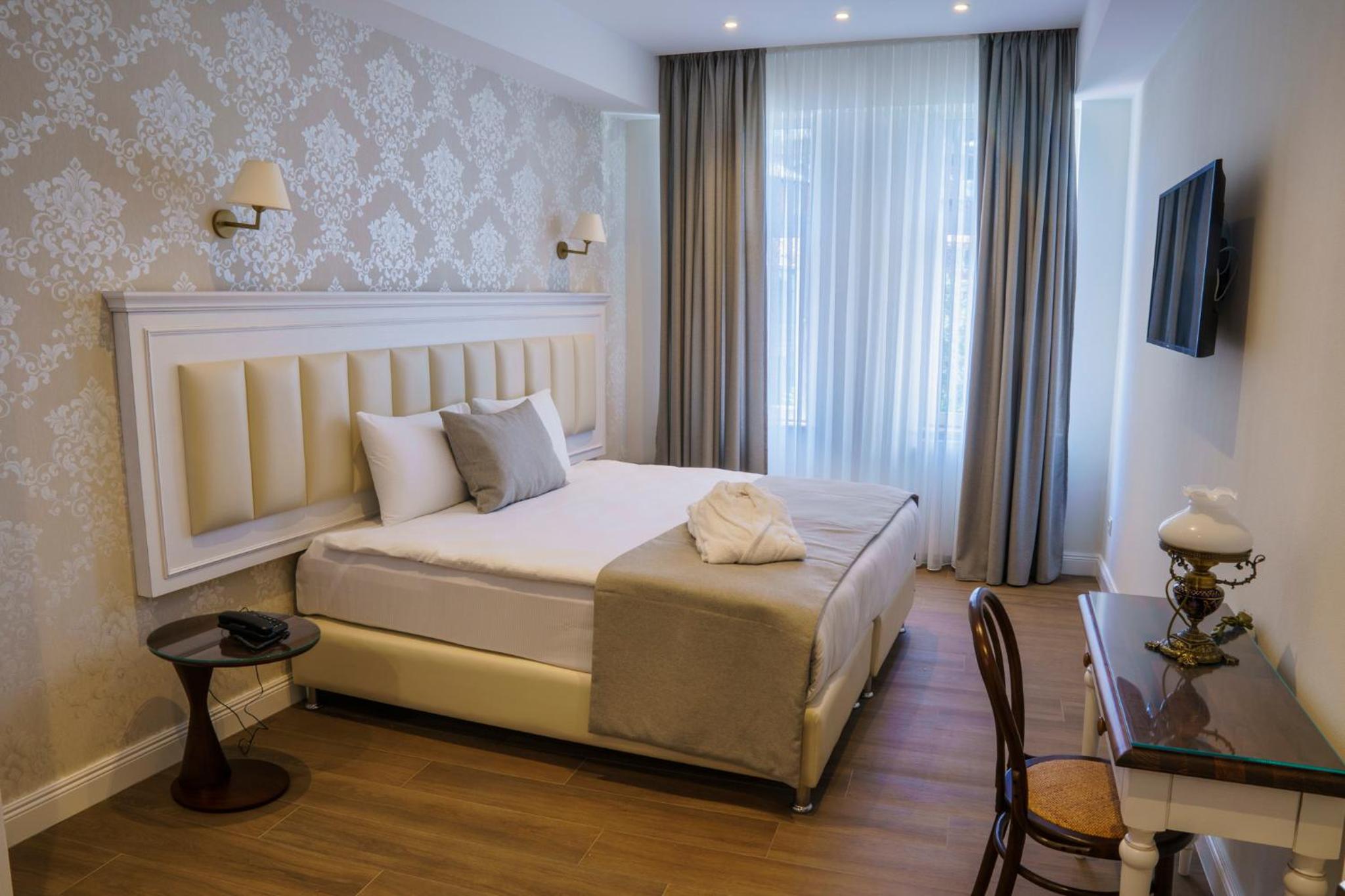 Standard Double or Twin Room - Photo 5