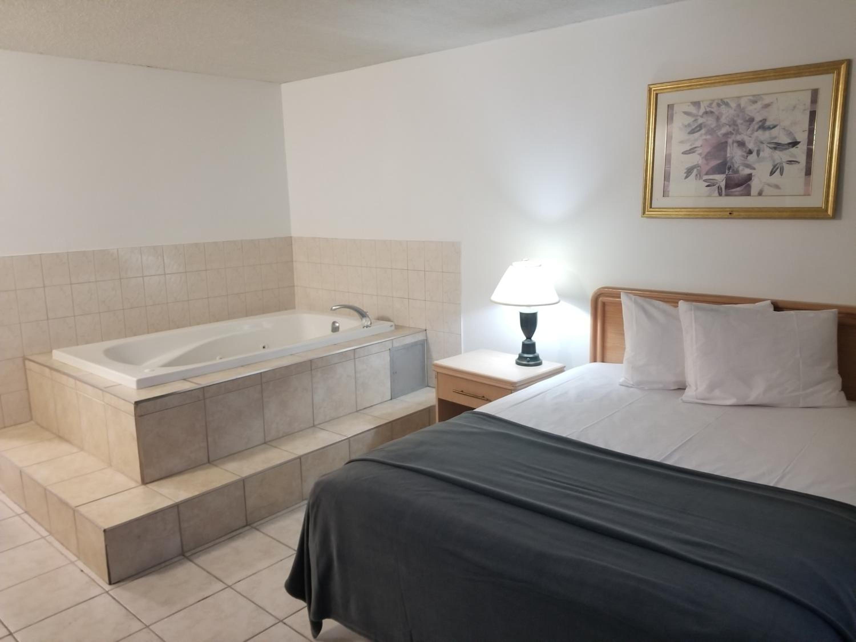 Suite with Hot Tub - Photo 1