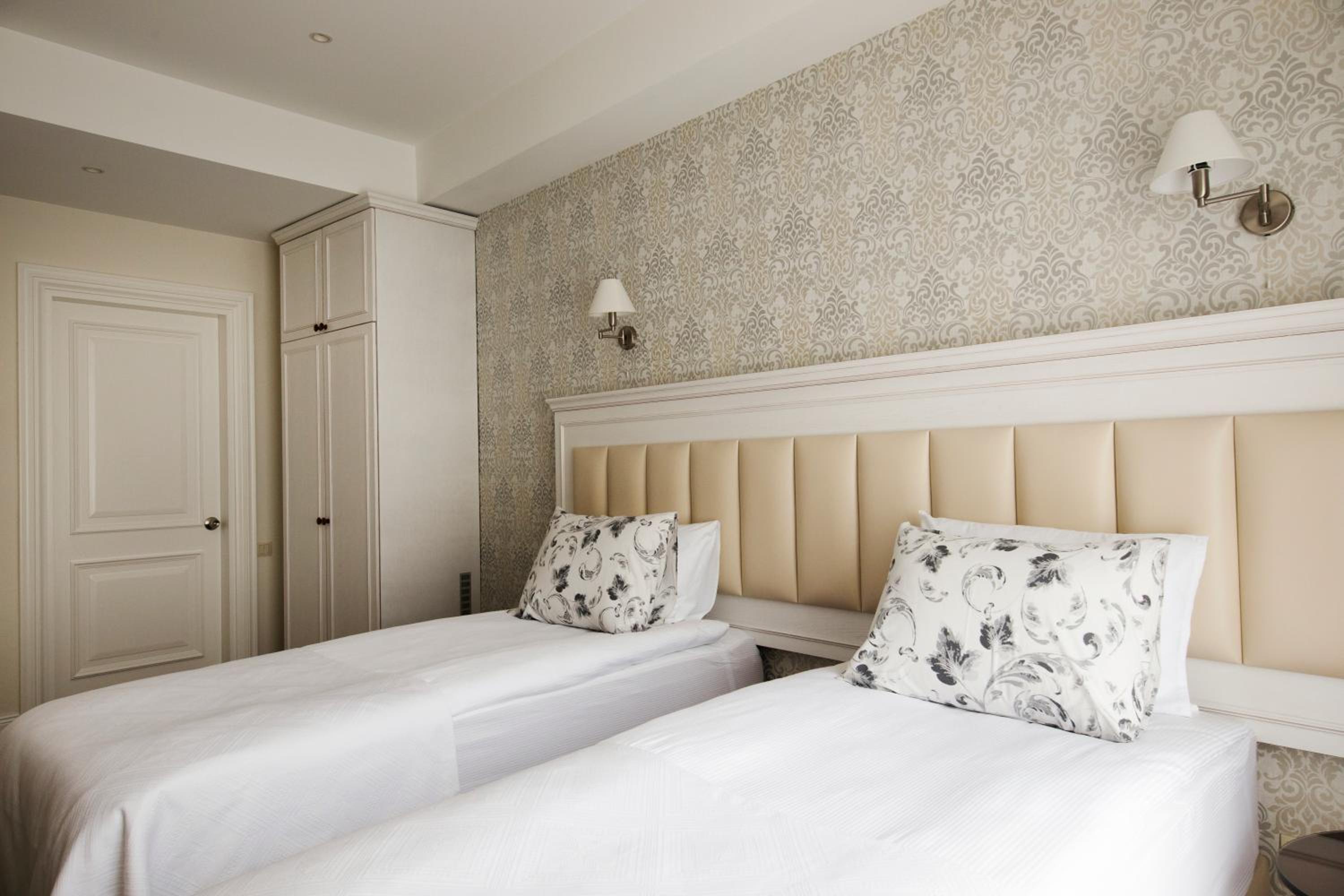 Standard Double or Twin Room - Photo 10