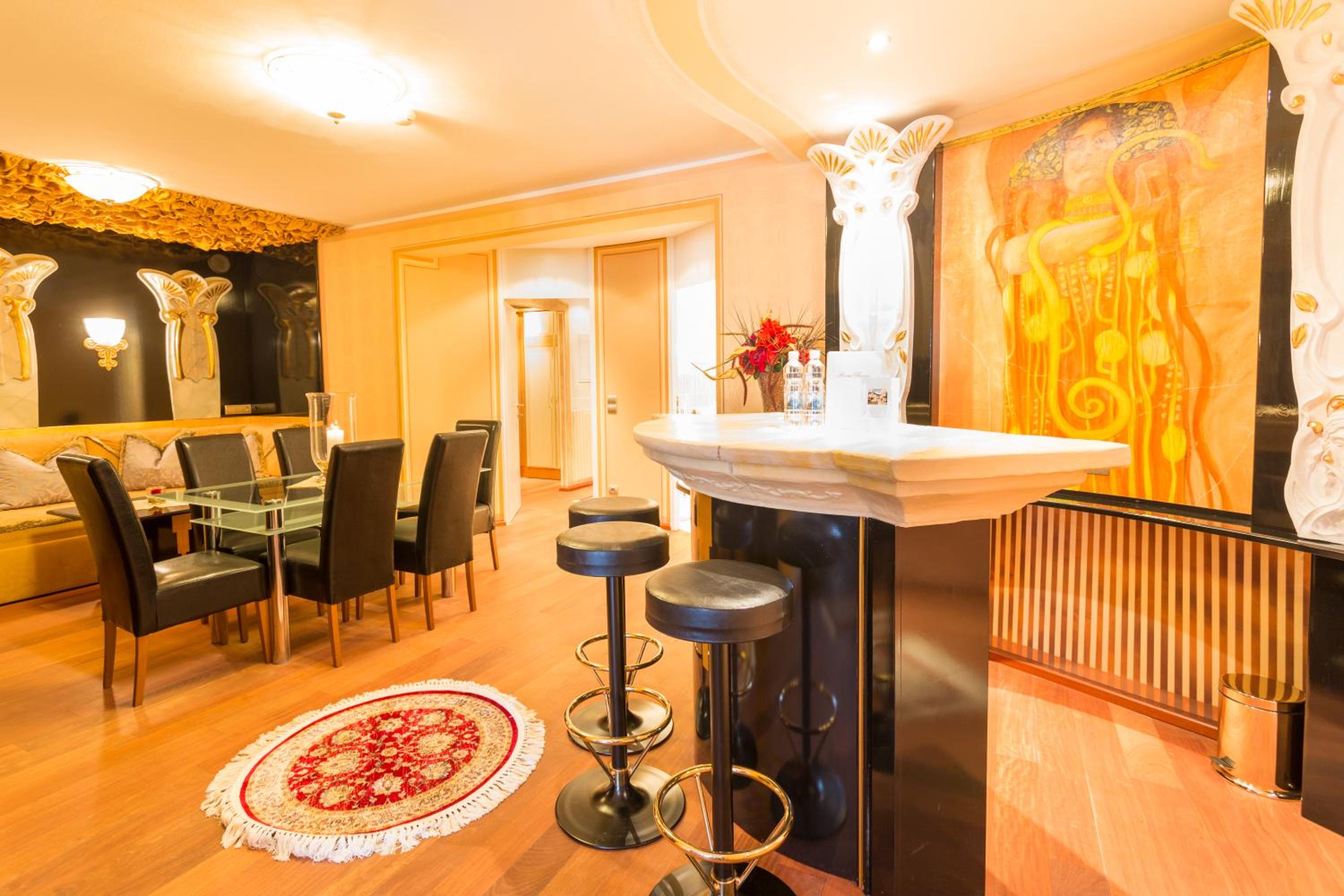 Suite with Hot Tub - Photo 5