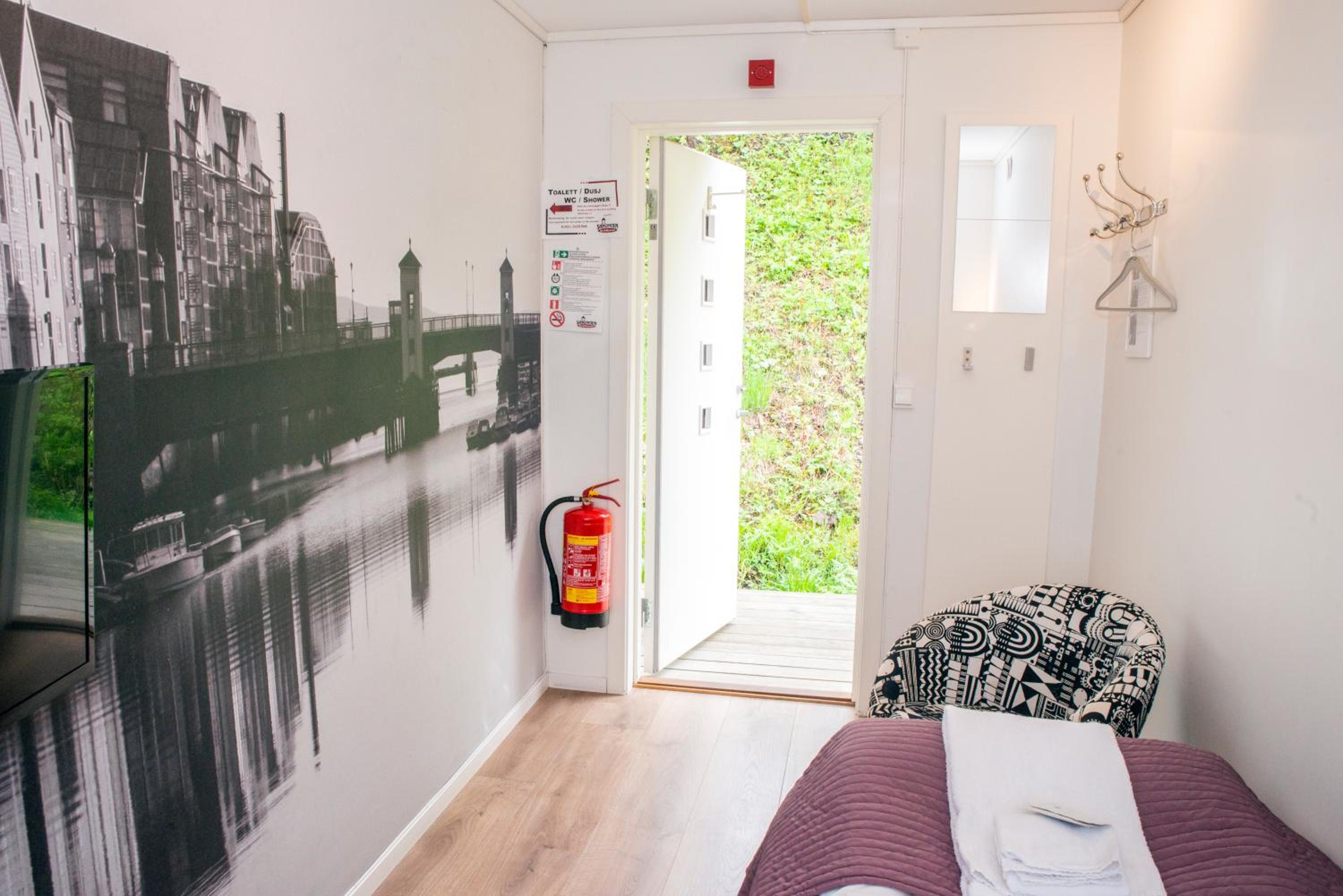 Single Room with Shared Bathroom and Free Parking photo 1