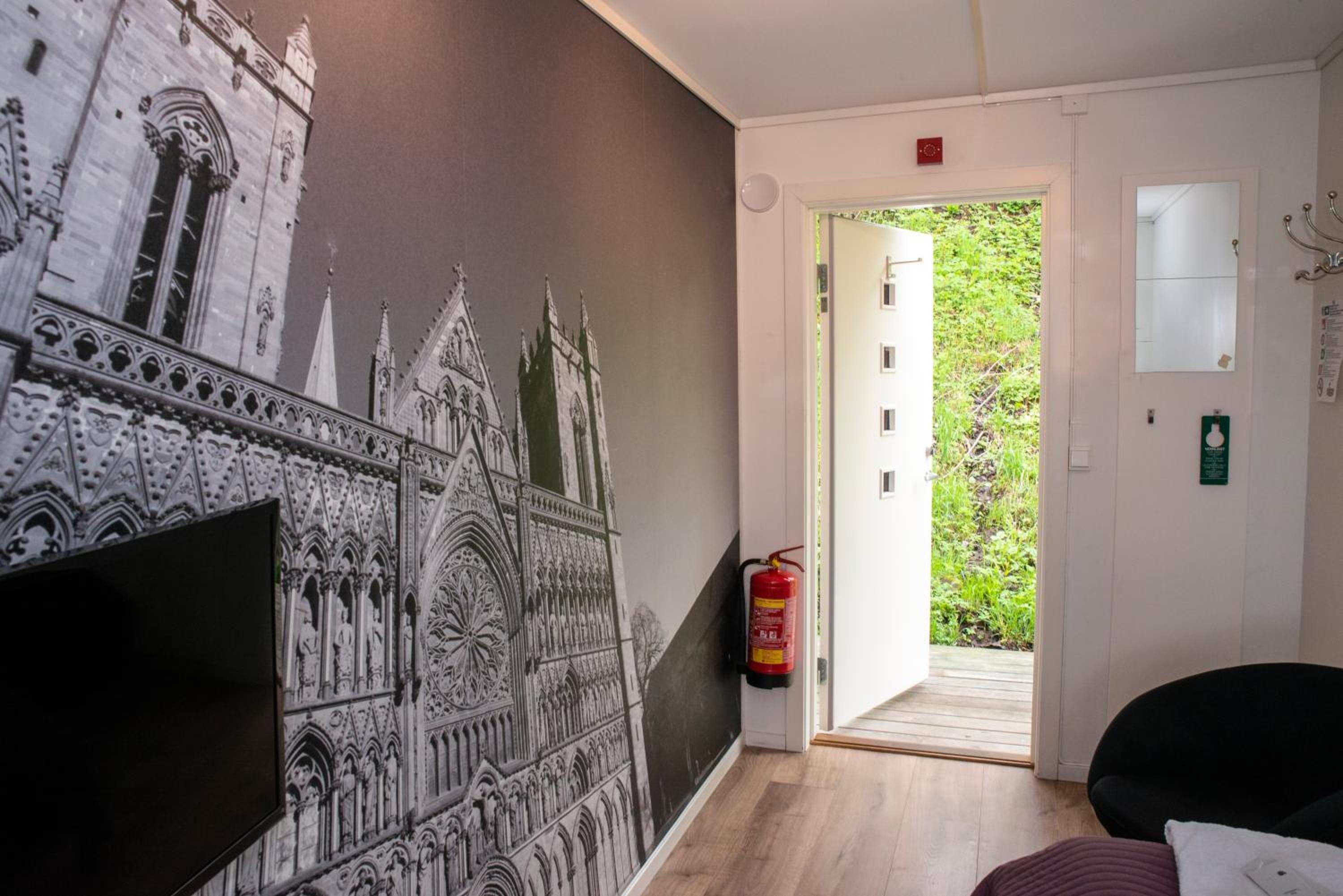 Single Room with Shared Bathroom and Free Parking photo 3