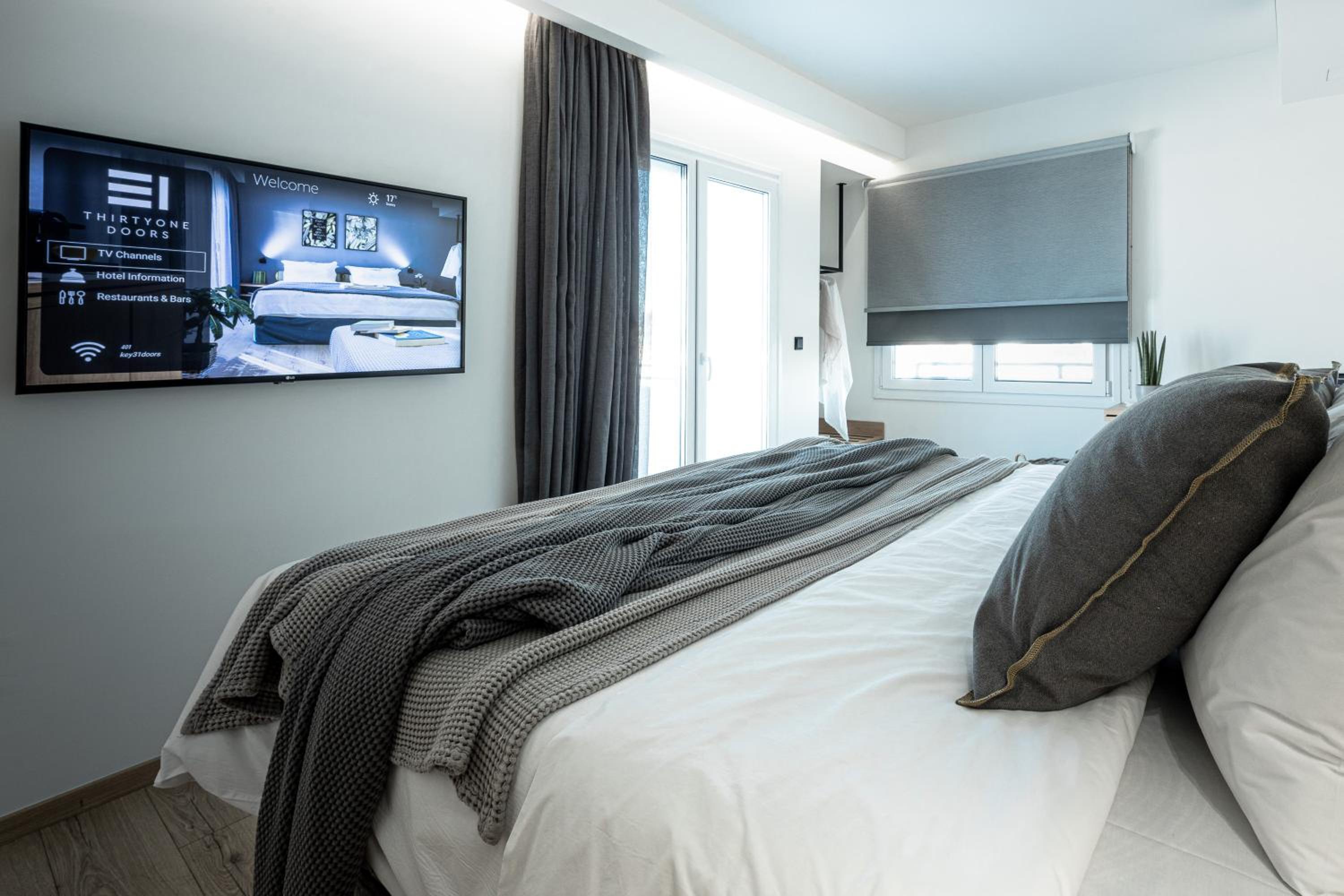 Penthouse Suite with Private Hot tub and Sea View - Photo 7