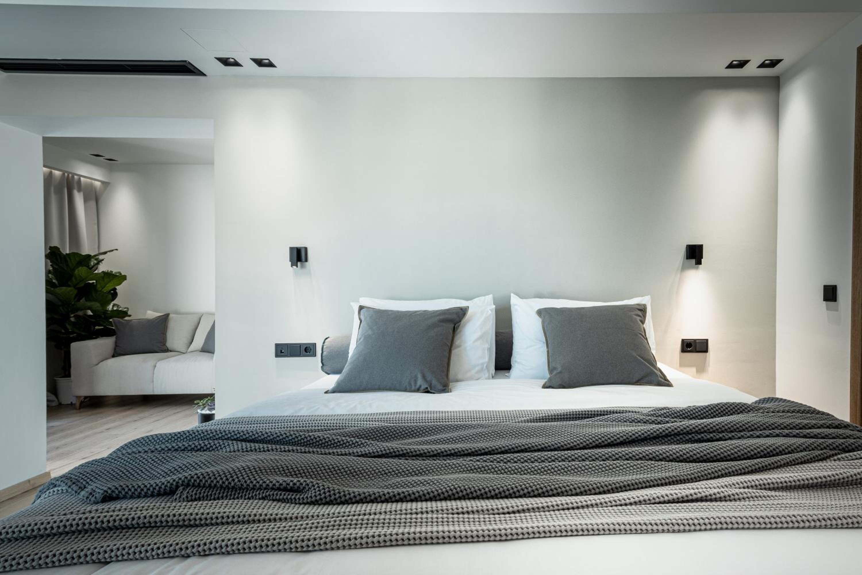 Penthouse Suite with Private Hot tub and Sea View - Photo 4