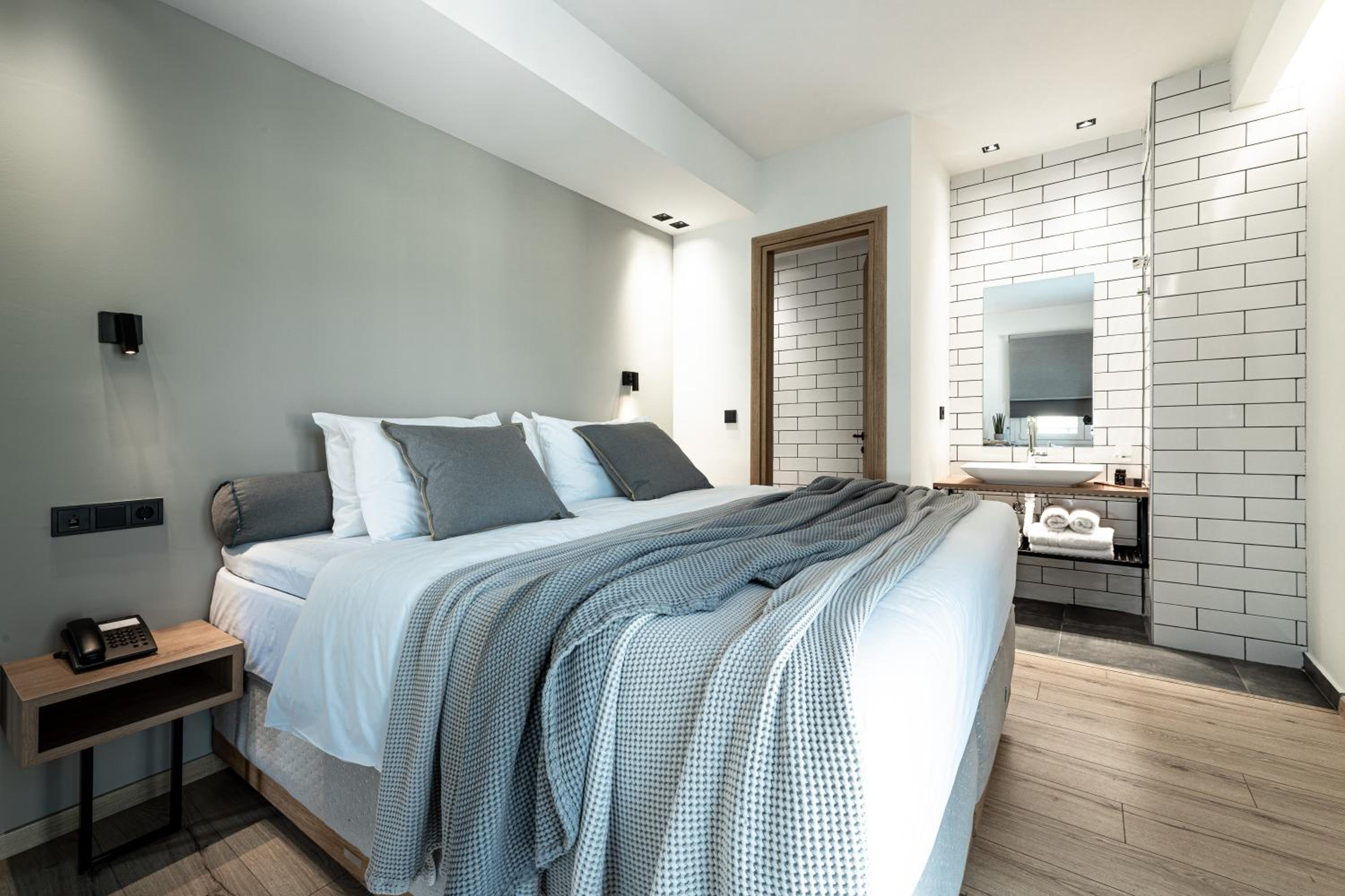 Penthouse Suite with Private Hot tub and Sea View - Photo 1