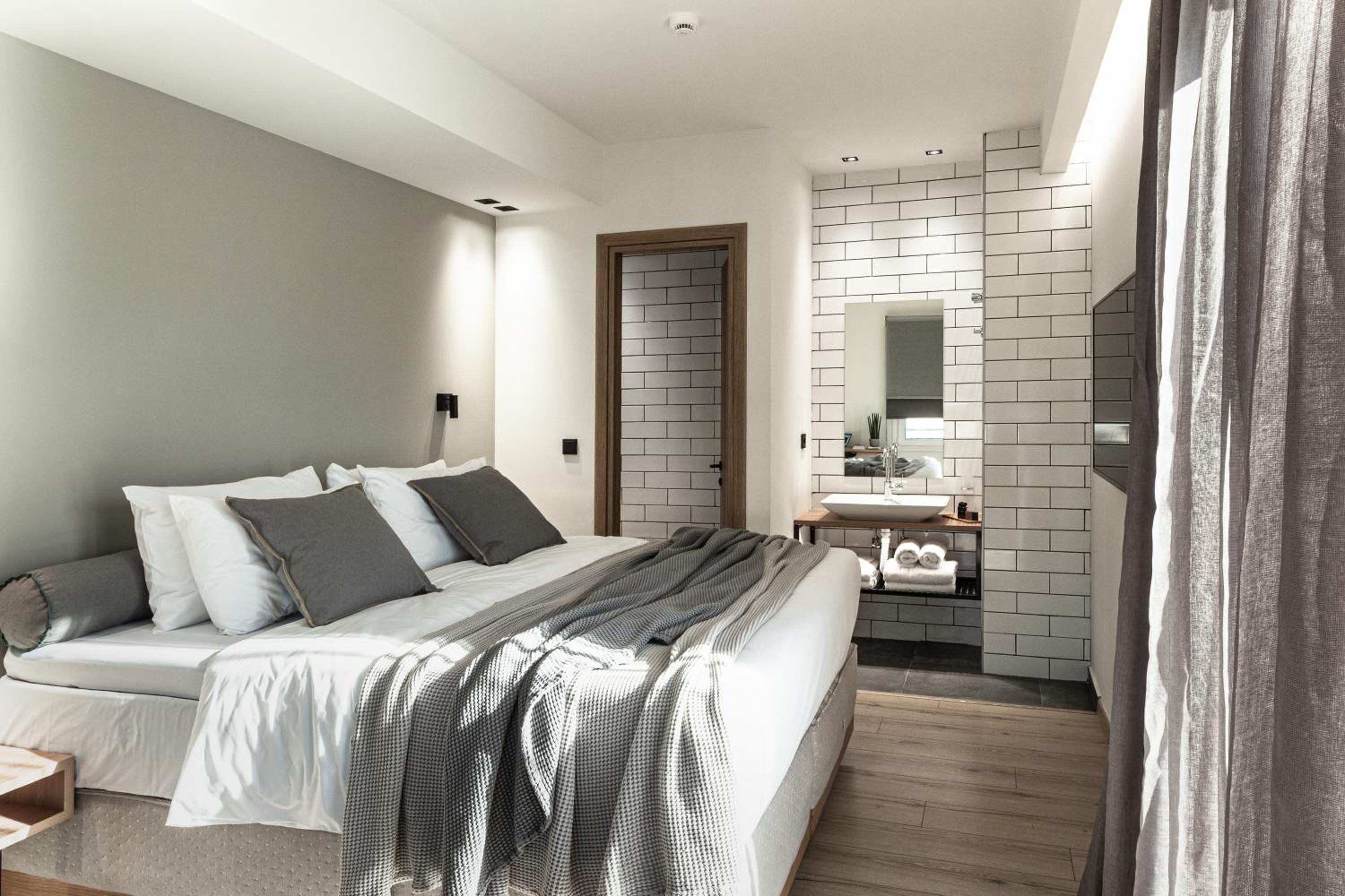 Penthouse Suite with Private Hot tub and Sea View - Photo 11