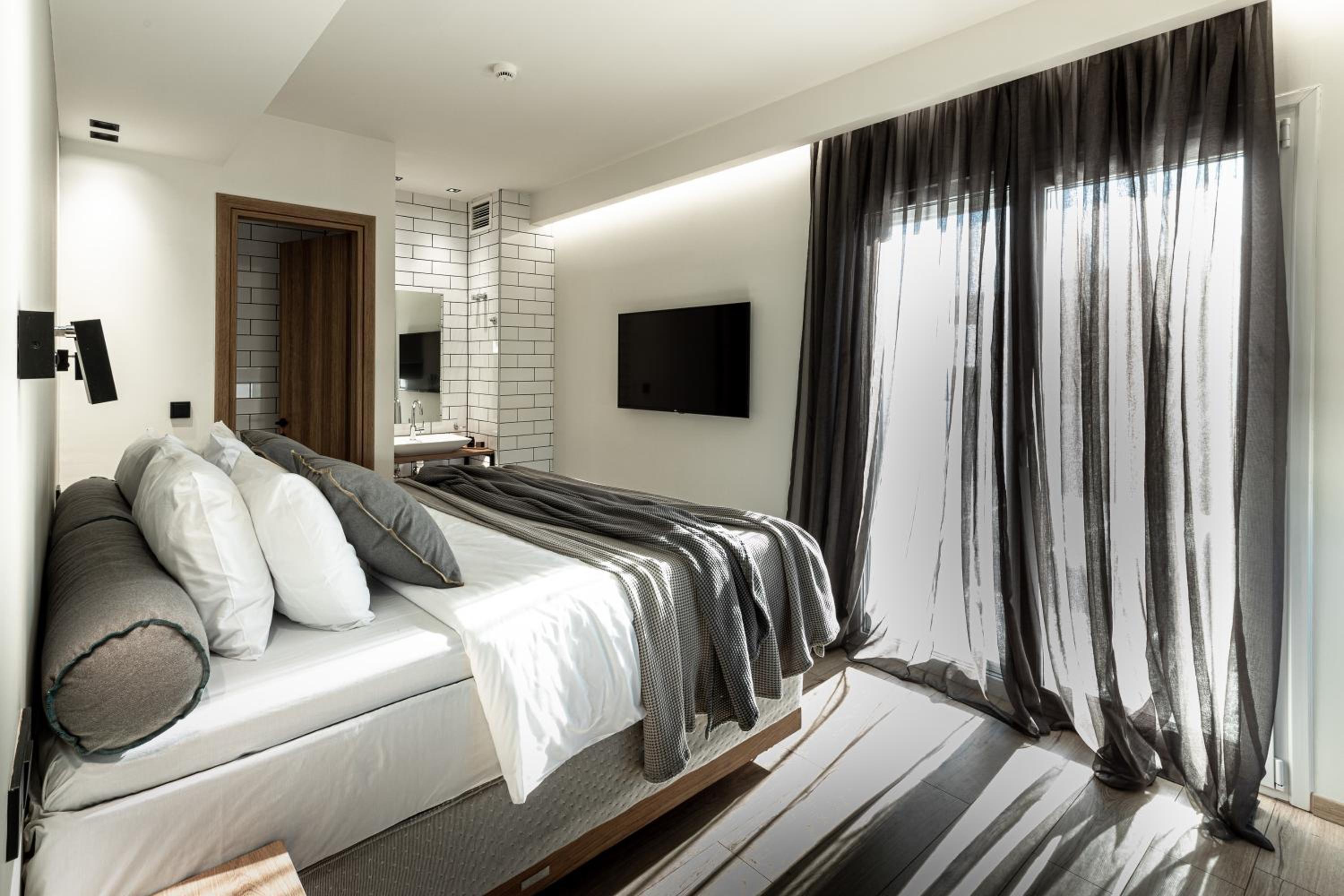 Penthouse Suite with Private Hot tub and Sea View - Photo 10