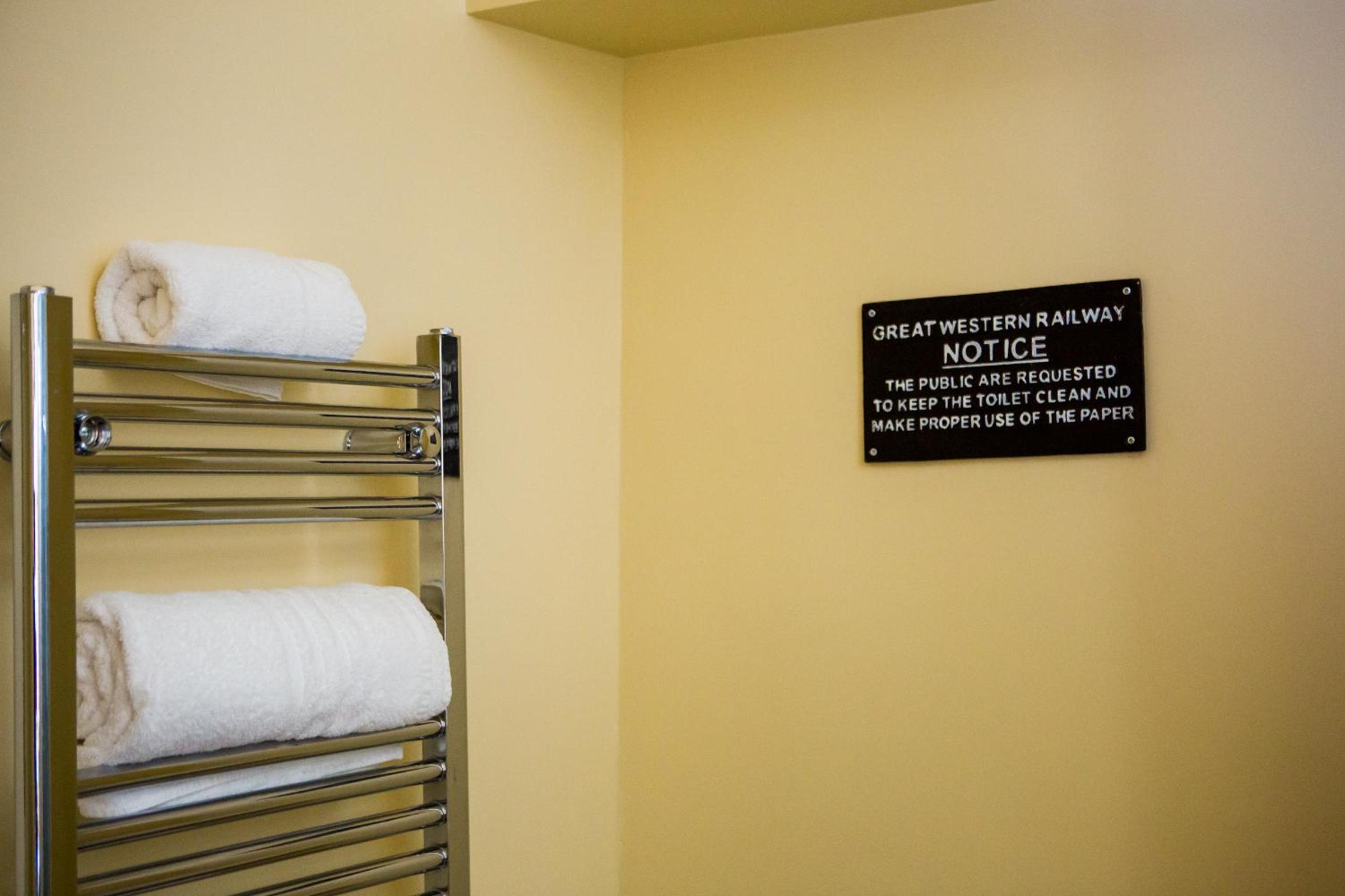 Twin Room with Shower - Photo 22