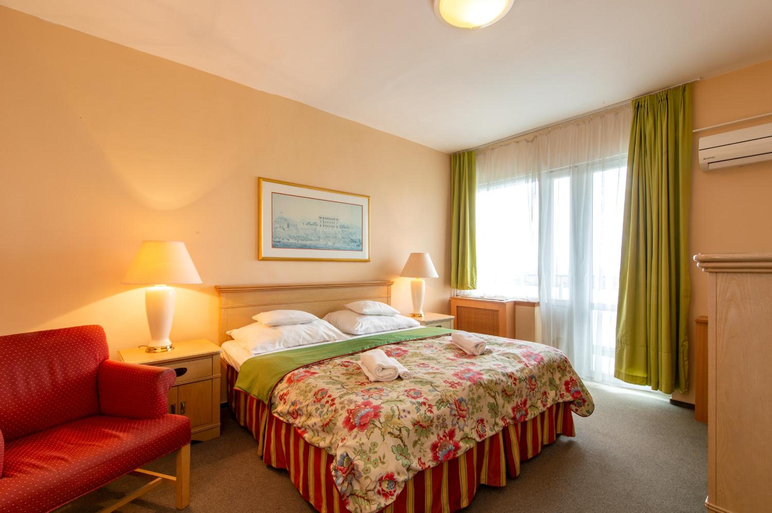 Standard Double Room with Balcony - Photo 2