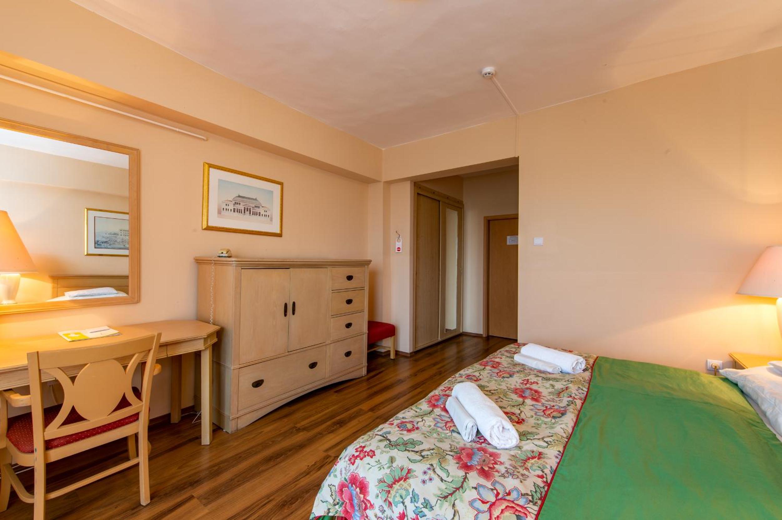 Standard Double Room with Balcony - Photo 6