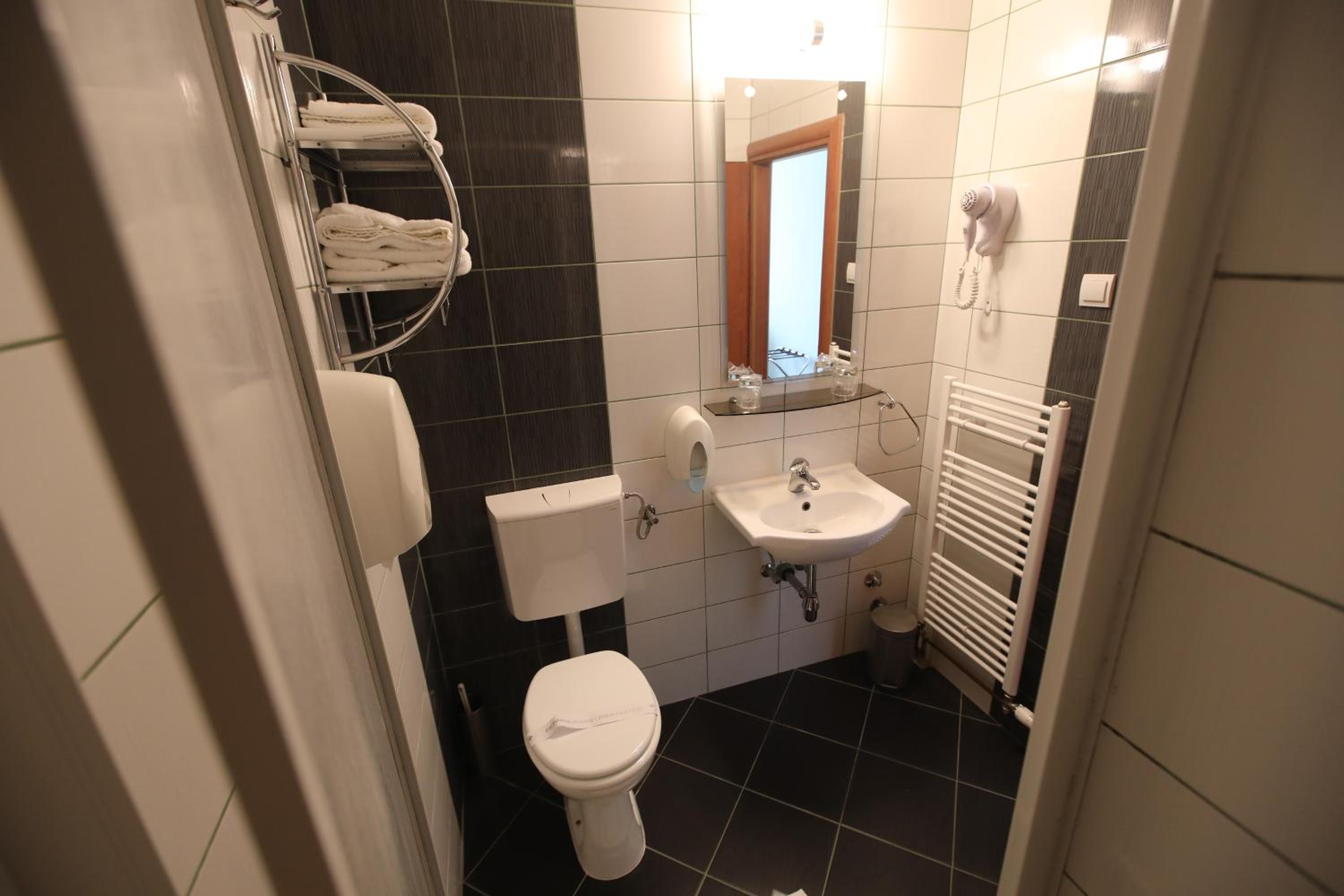Twin Room - Photo 5