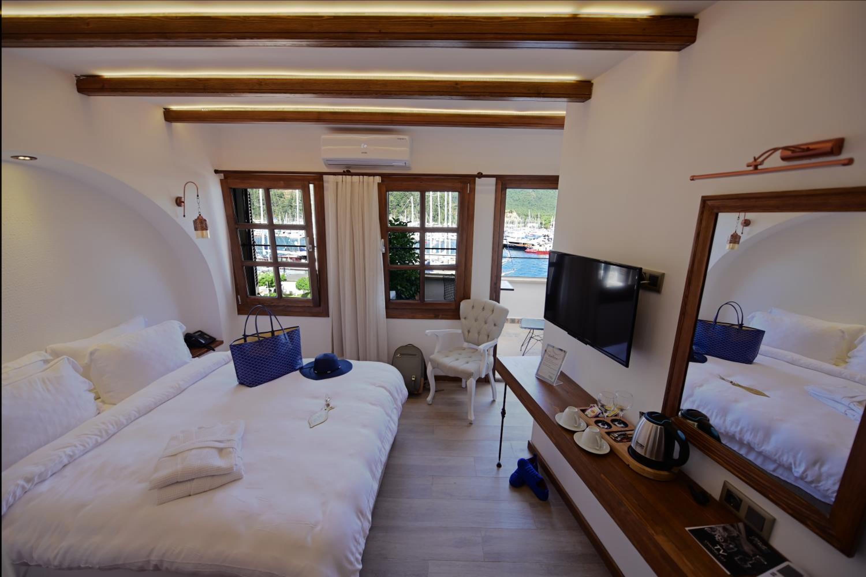 Double Room with Balcony and Sea View - Photo 3