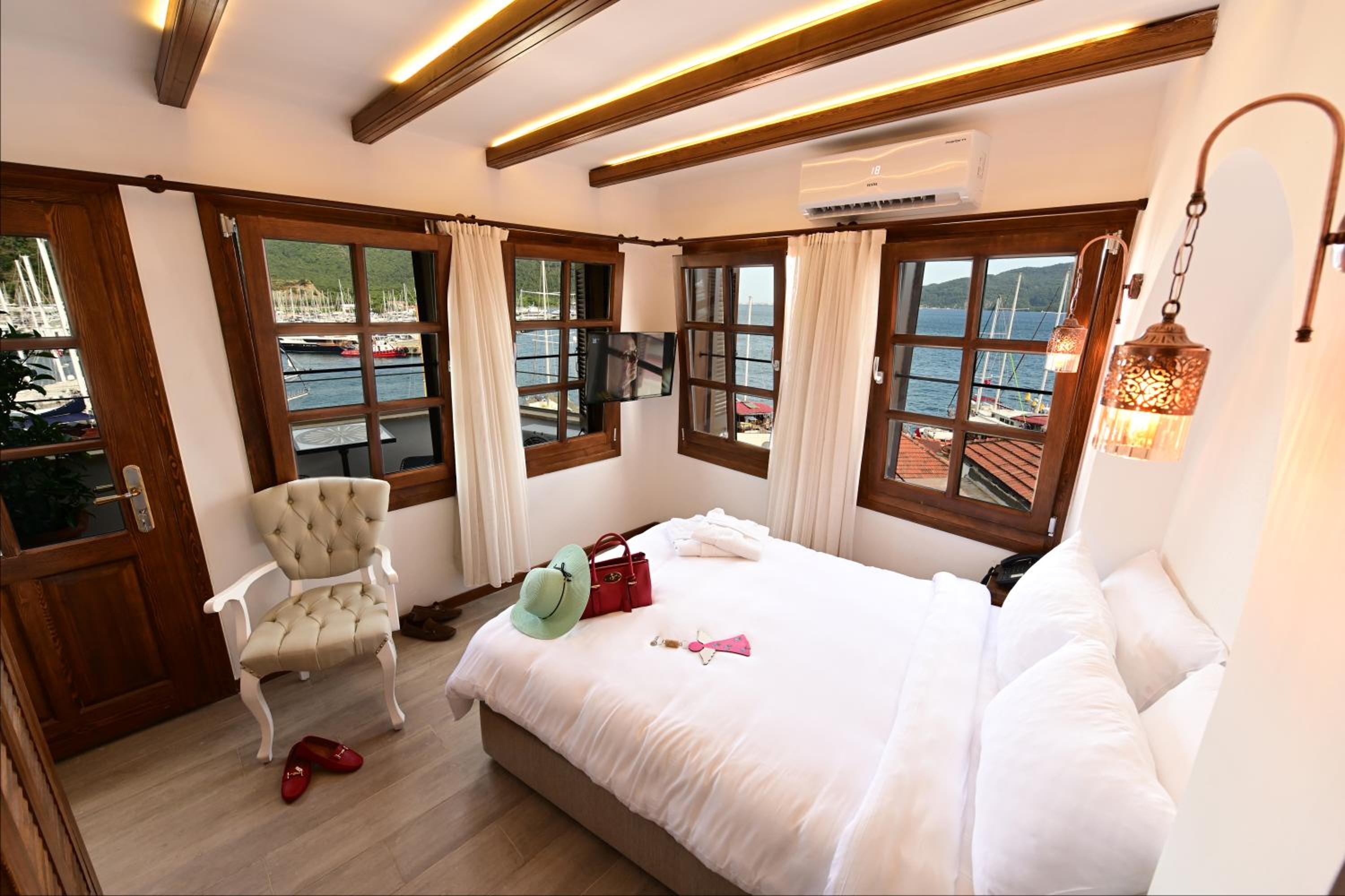 Double Room with Balcony and Sea View - Photo 2