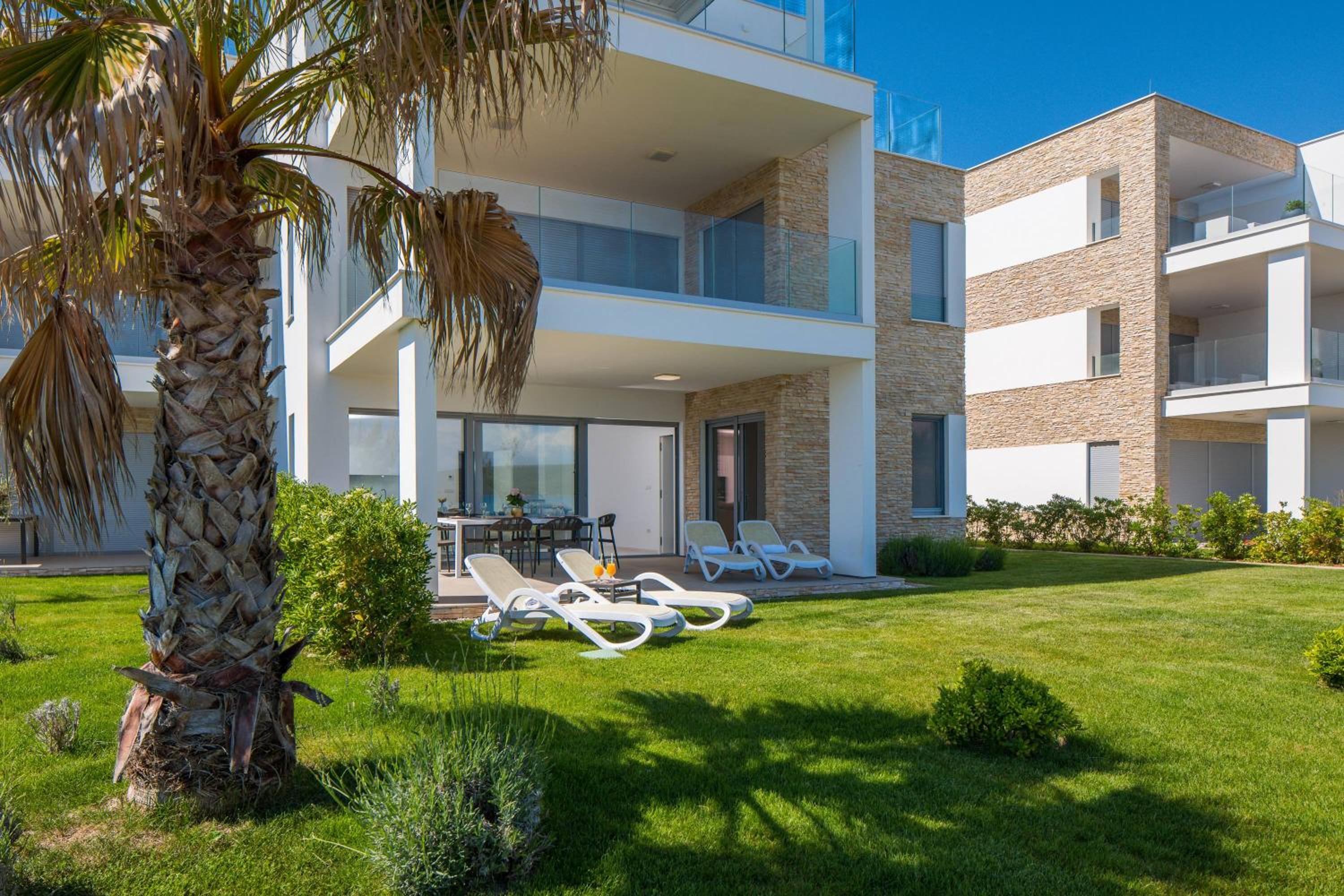 Three Bedroom Apartment with Sea View photo 3