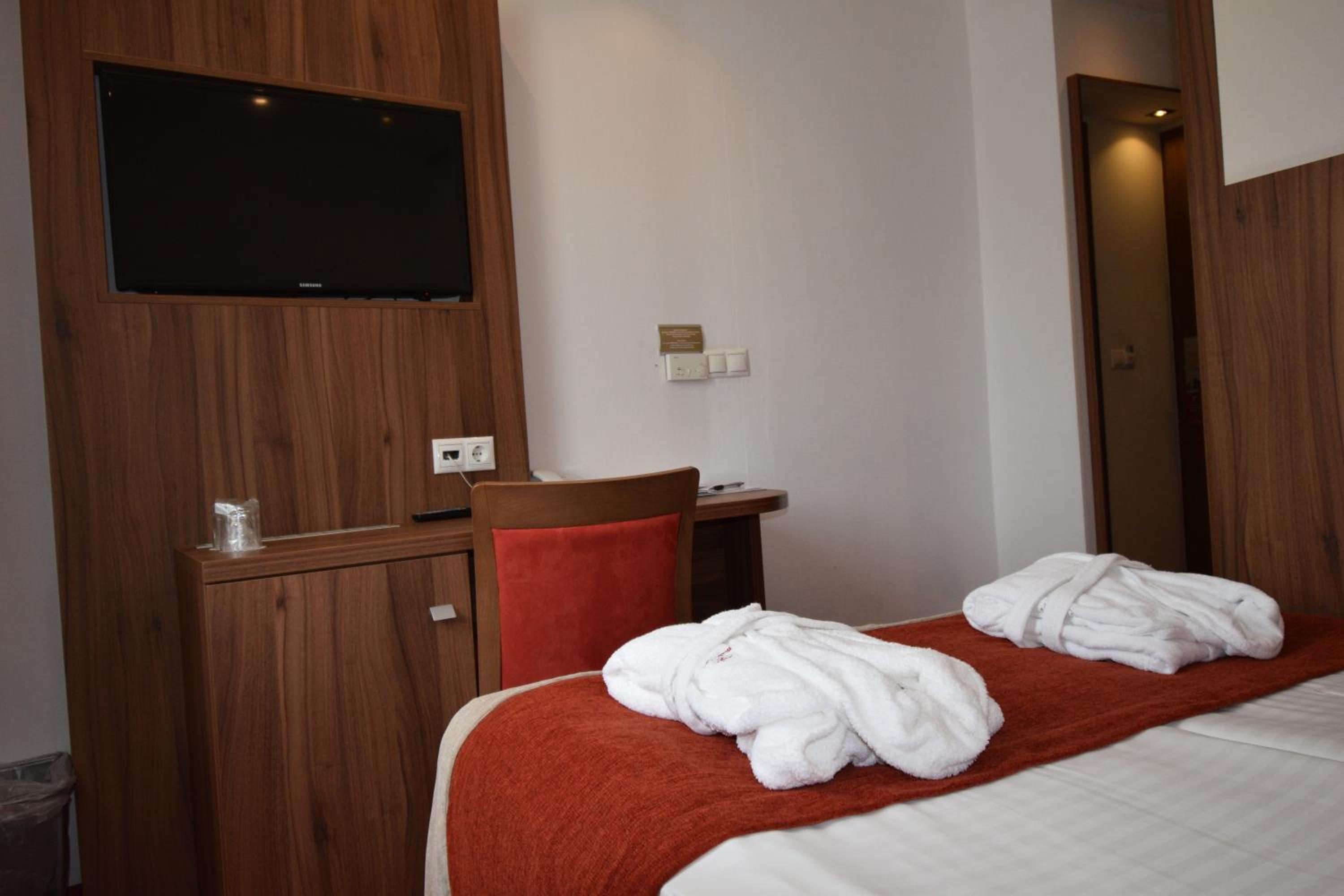 Small Double Room - Photo 9