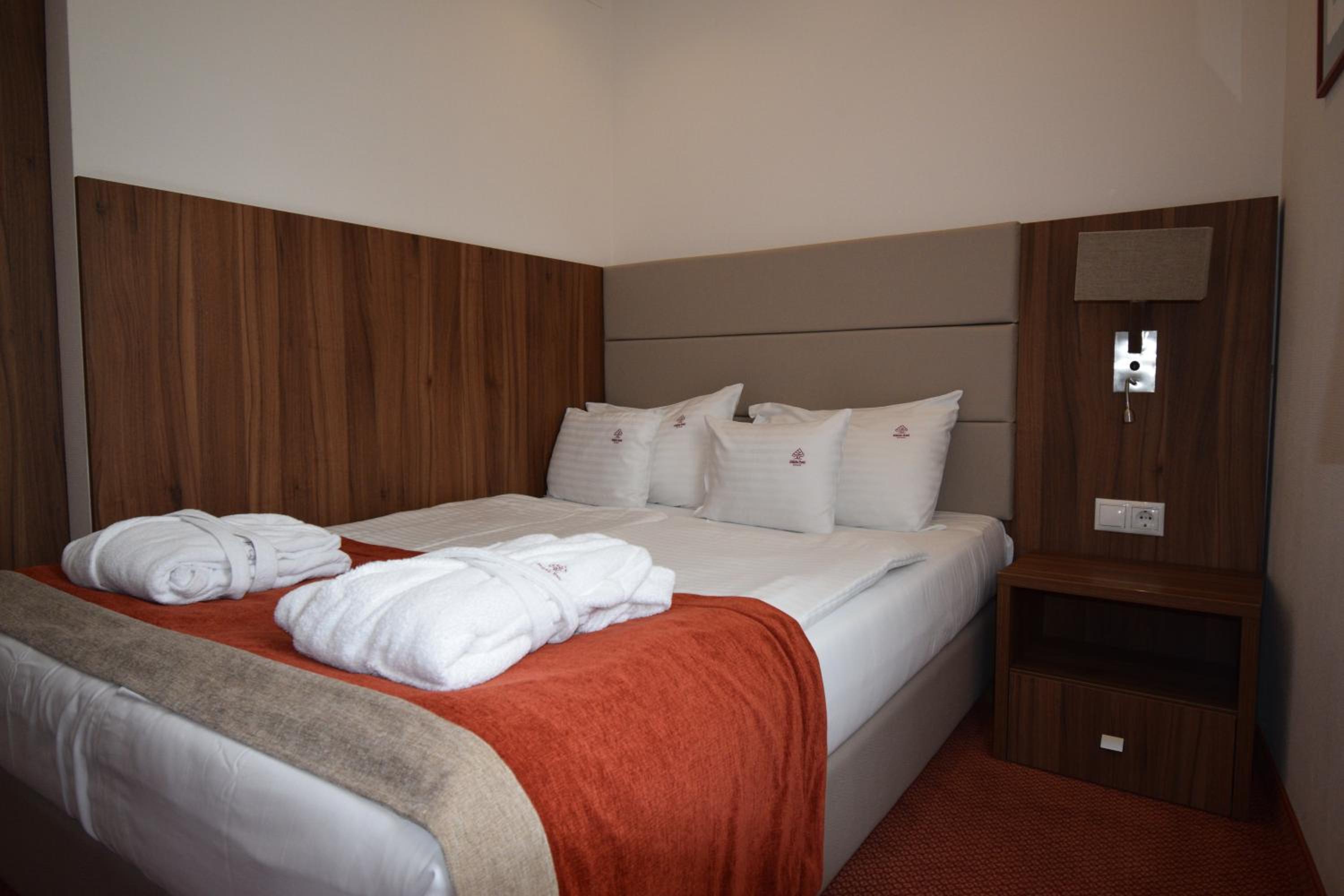 Small Double Room - Photo 10