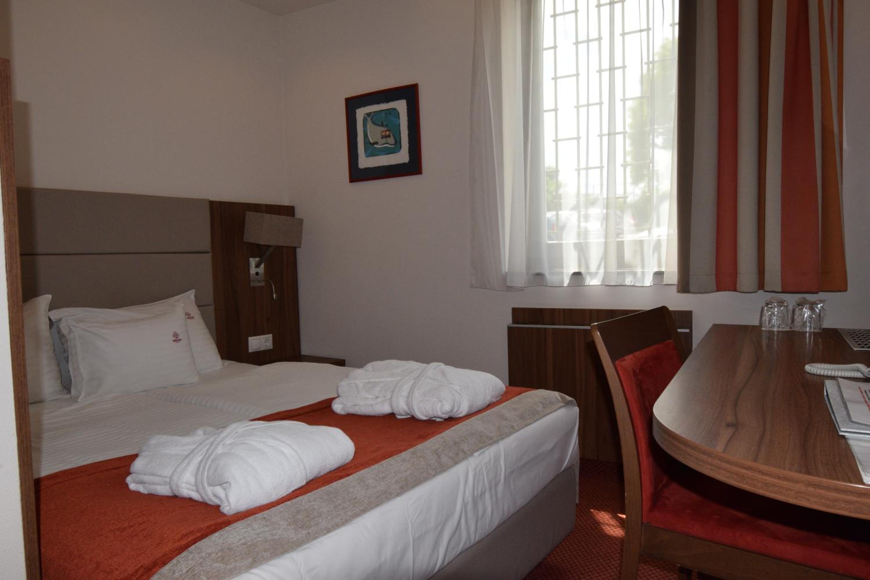 Small Double Room - Photo 6