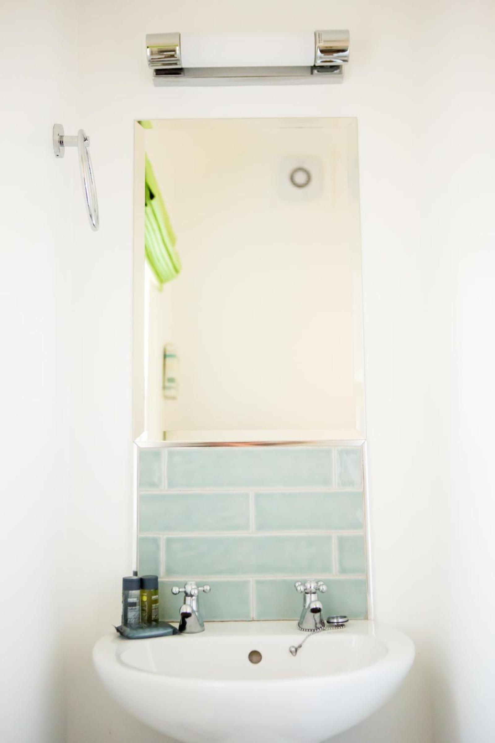 Twin Room with Shower - Photo 26