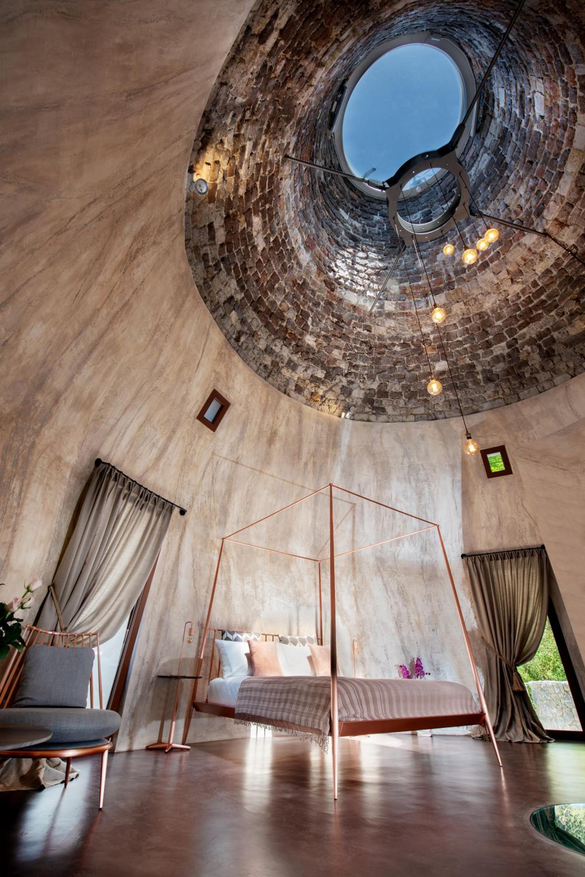 Suite - Photo 1