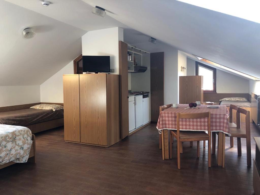 Large Studio - Attic - Photo 16