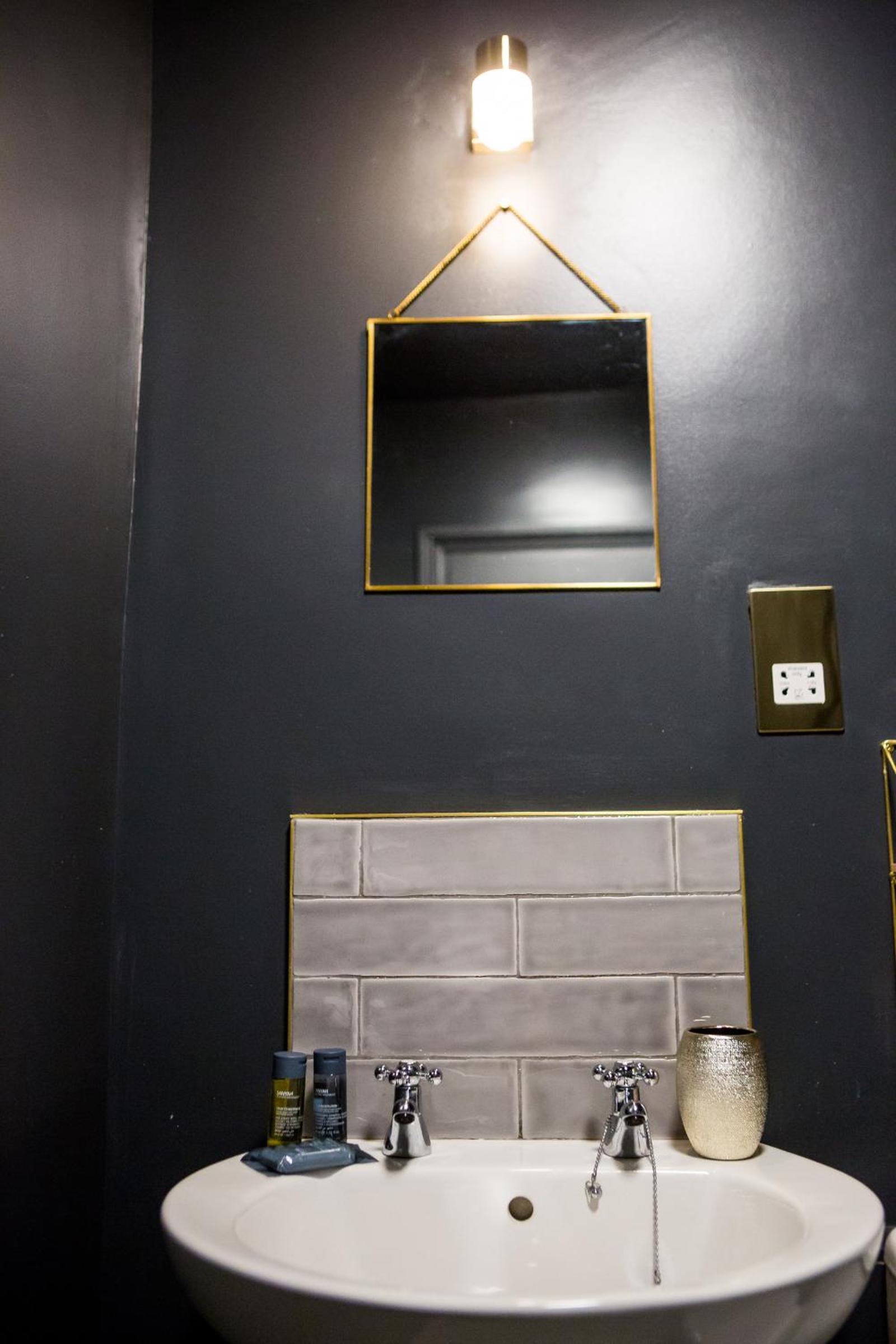 Twin Room with Shower - Photo 9