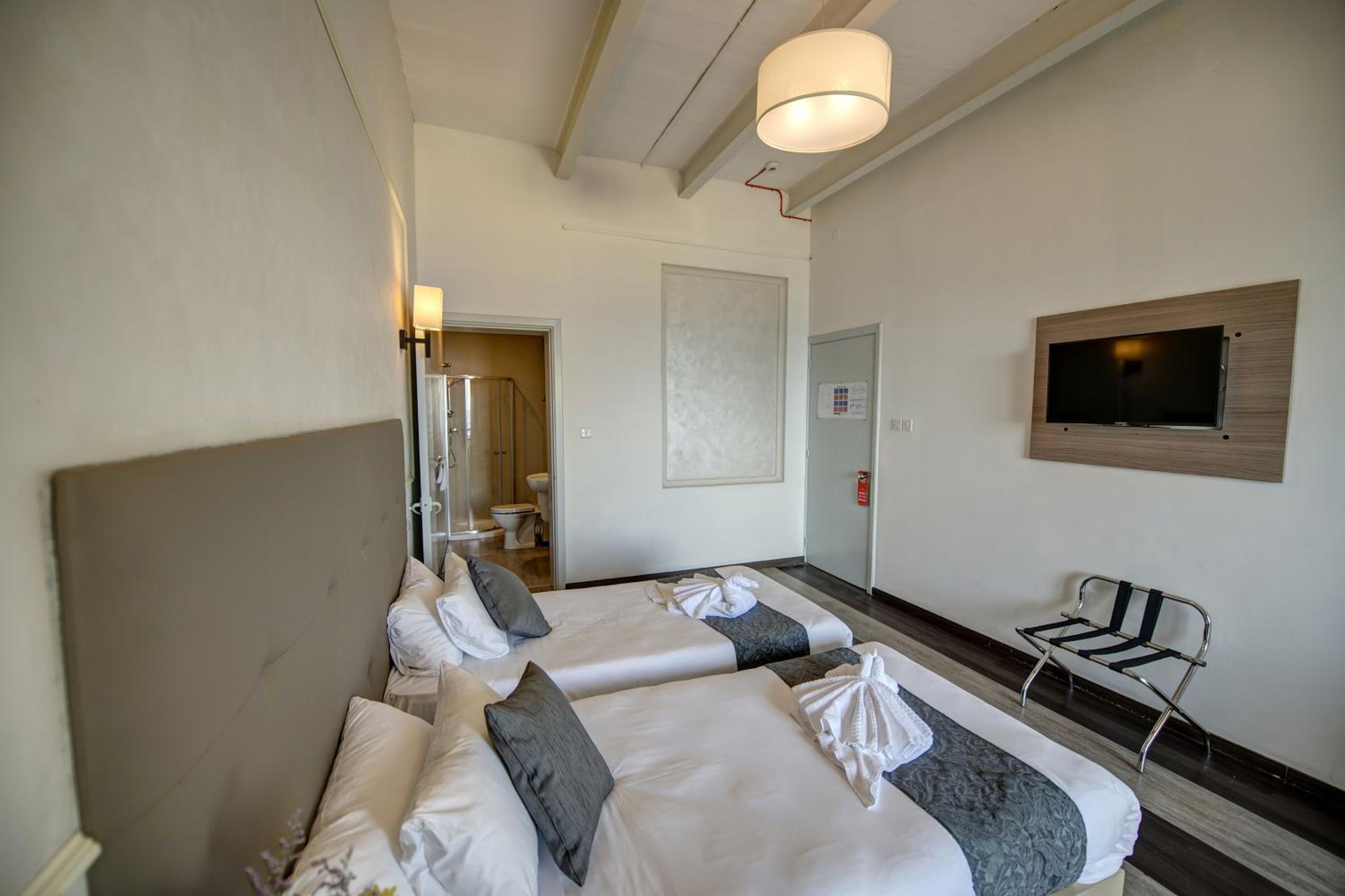 Double or Twin Room with Sea View - Photo 8
