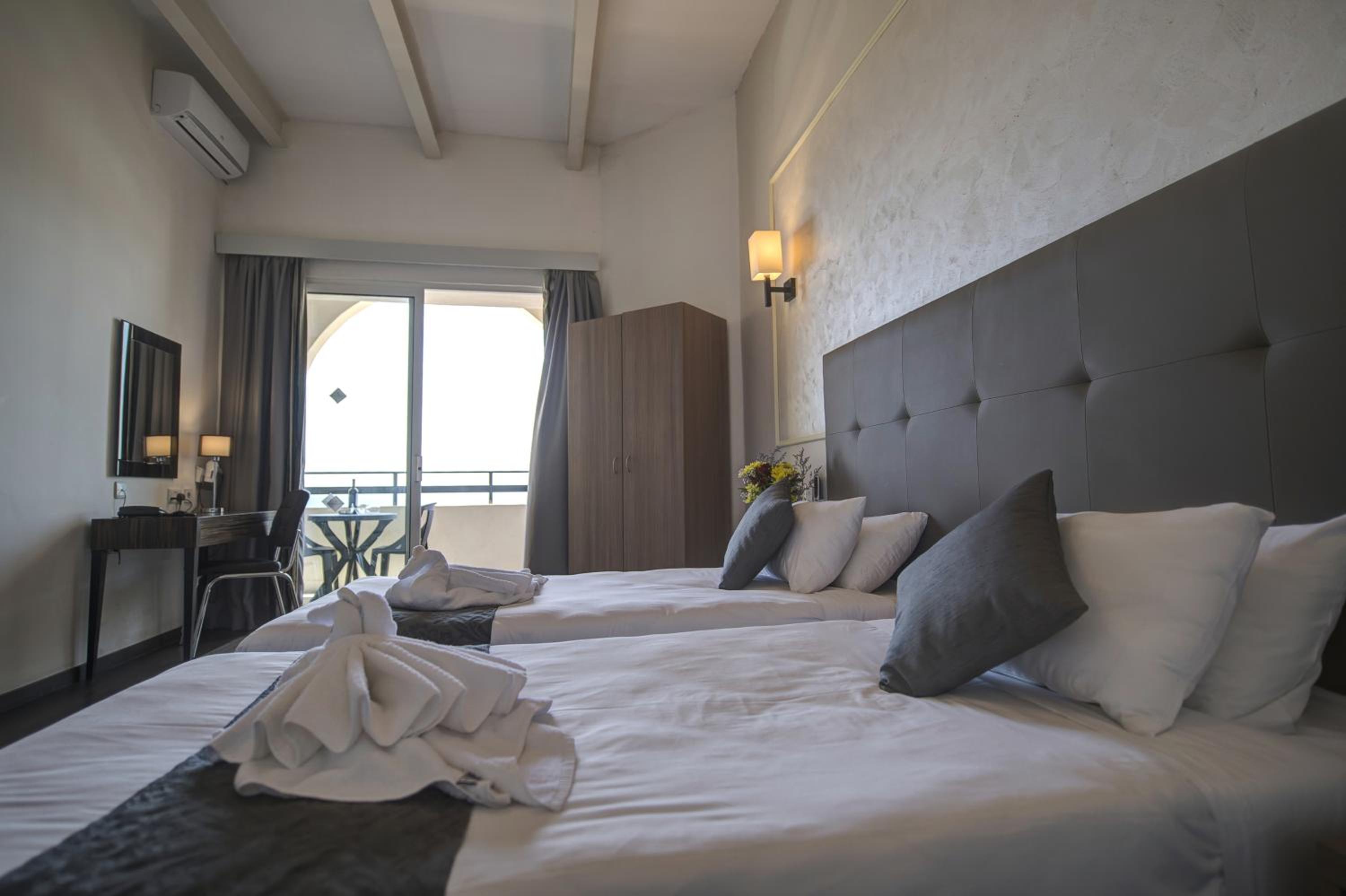 Double or Twin Room with Sea View - Photo 7