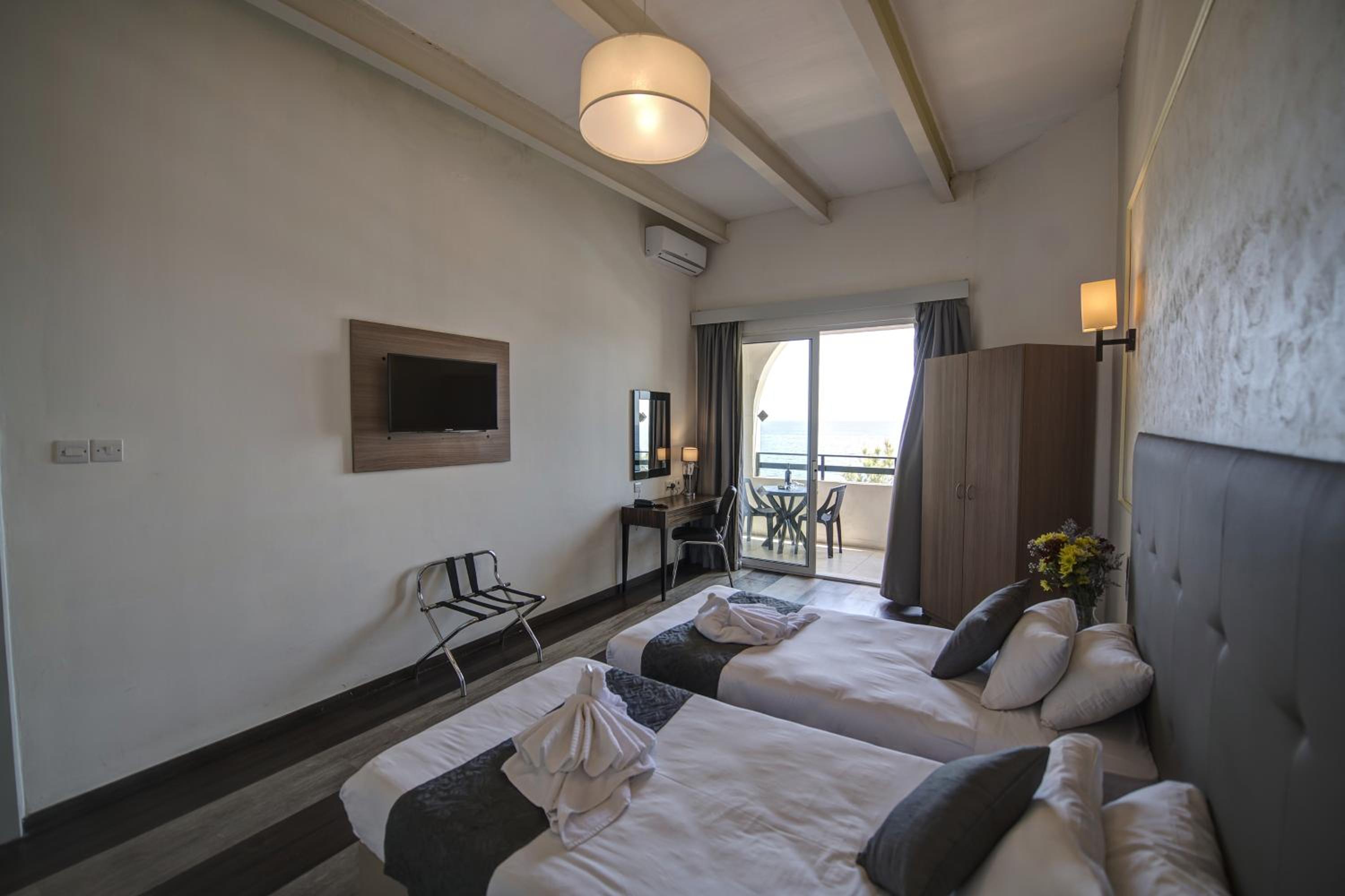 Double or Twin Room with Sea View - Photo 6