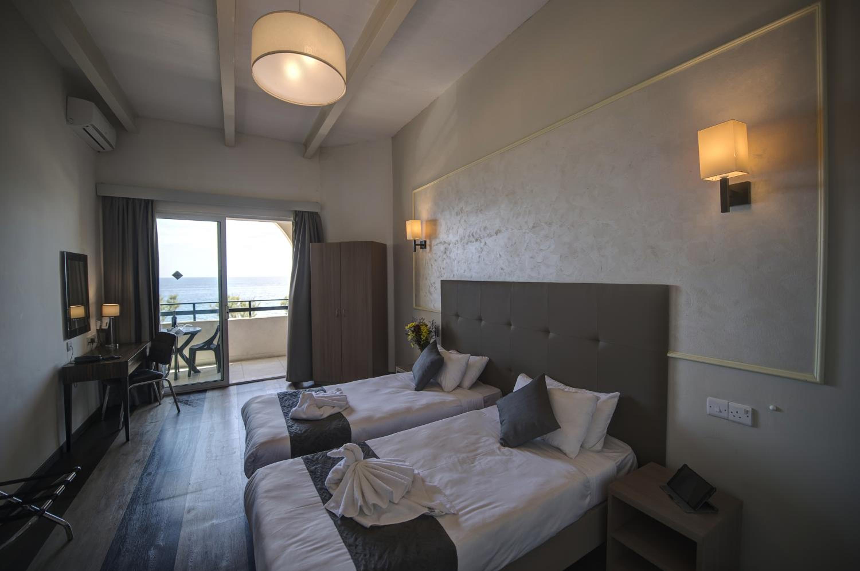 Double or Twin Room with Sea View - Photo 5
