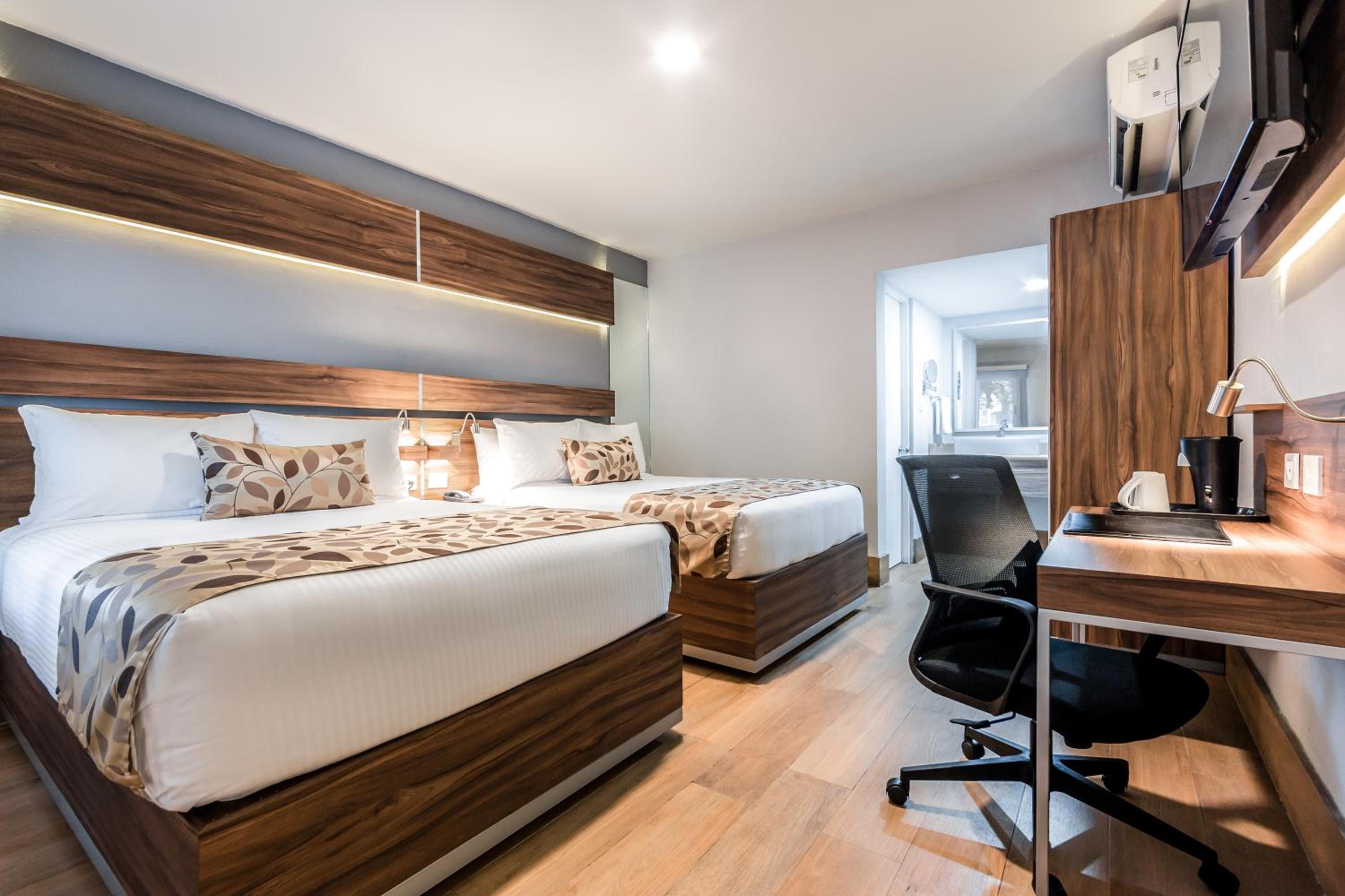 Double Room with Two Double Beds - Non-Smoking - Photo 4