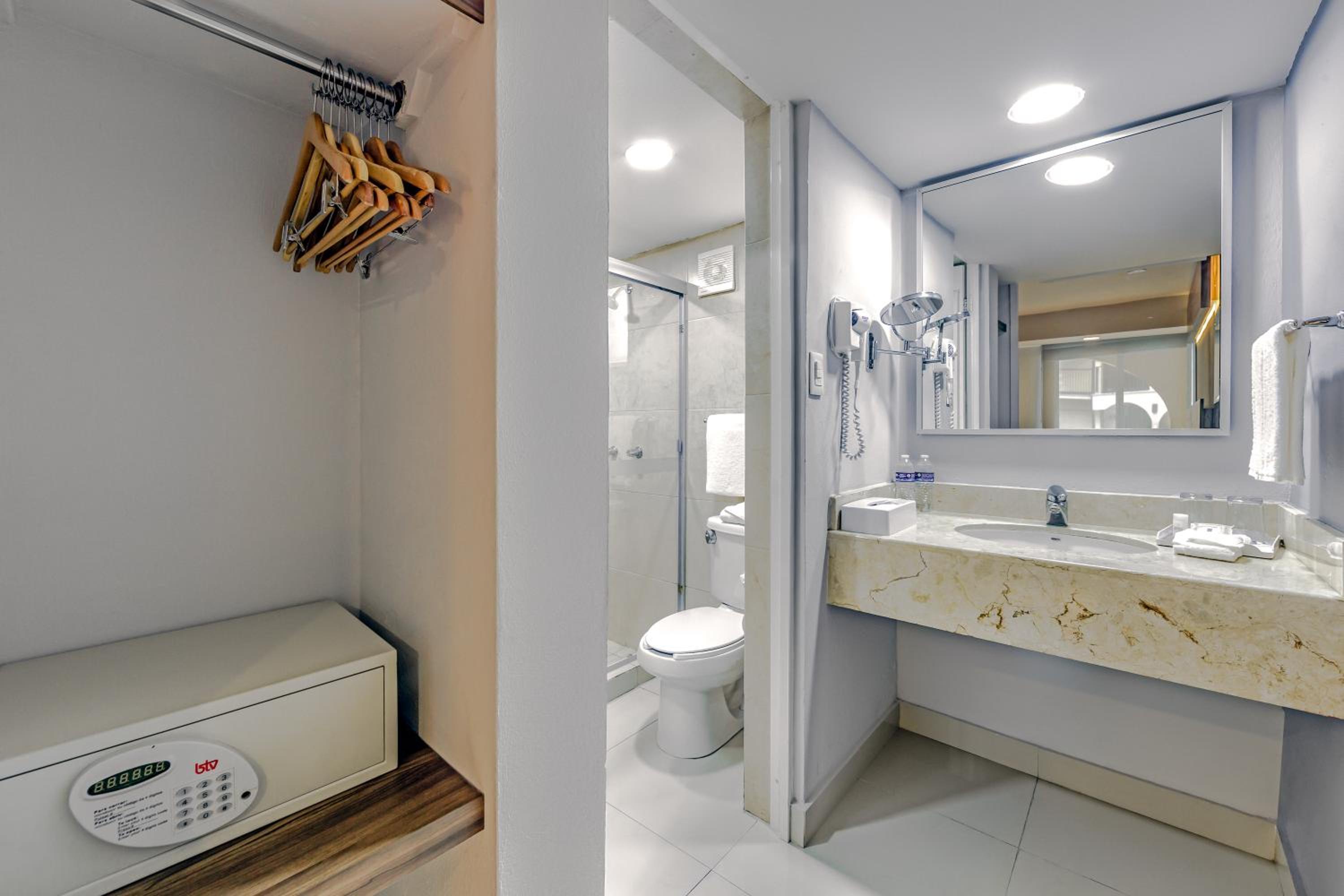 Queen Room - Accessible/Non-Smoking - Photo 5