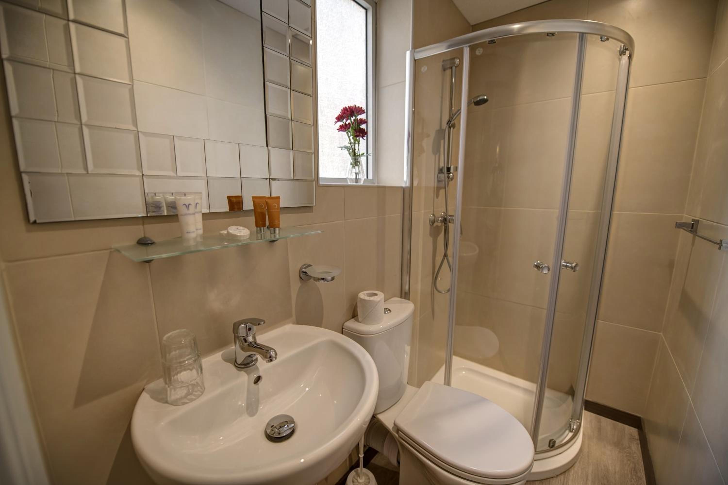 Standard Double or Twin Room - Photo 5