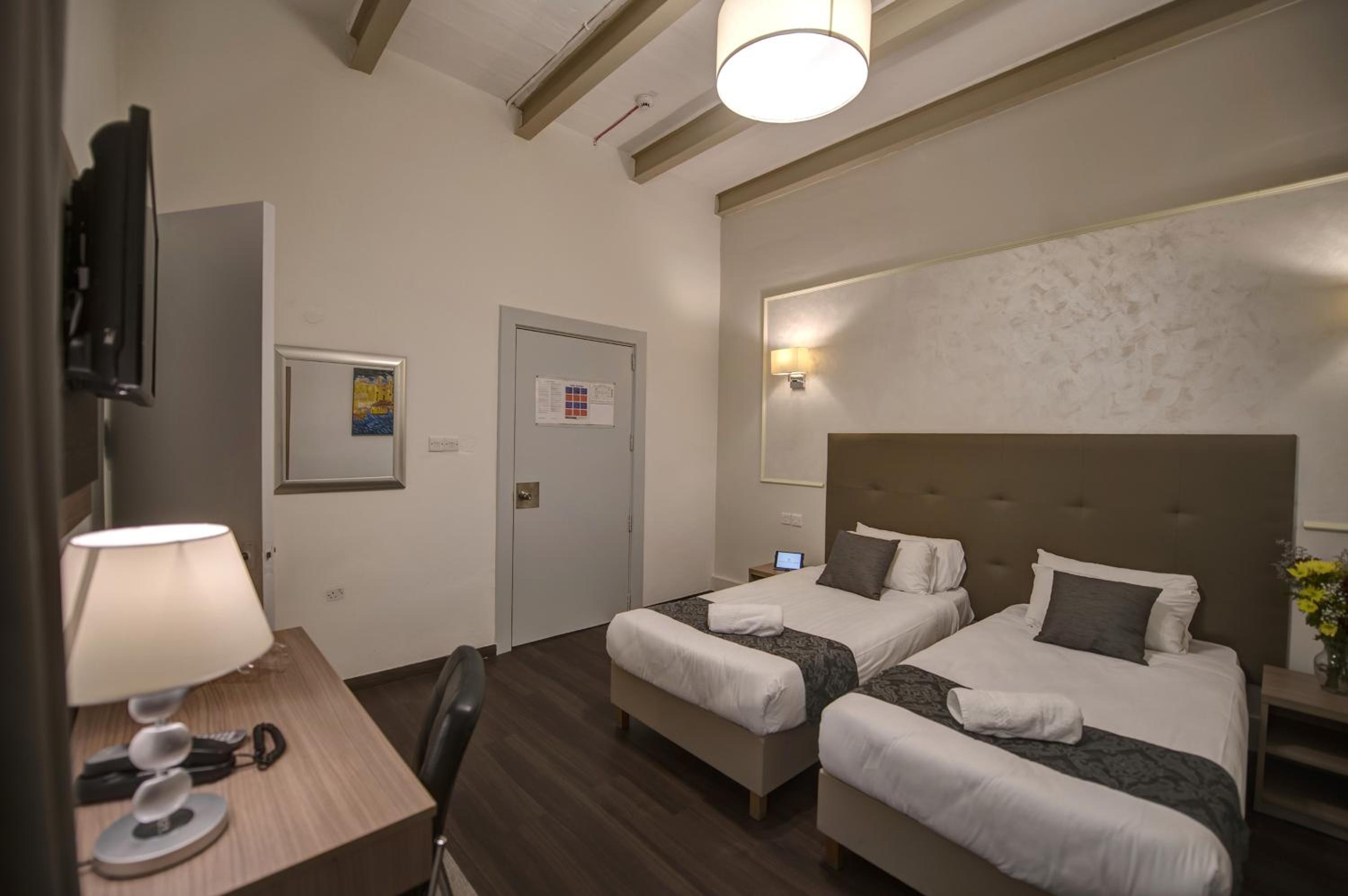 Standard Double or Twin Room - Photo 7