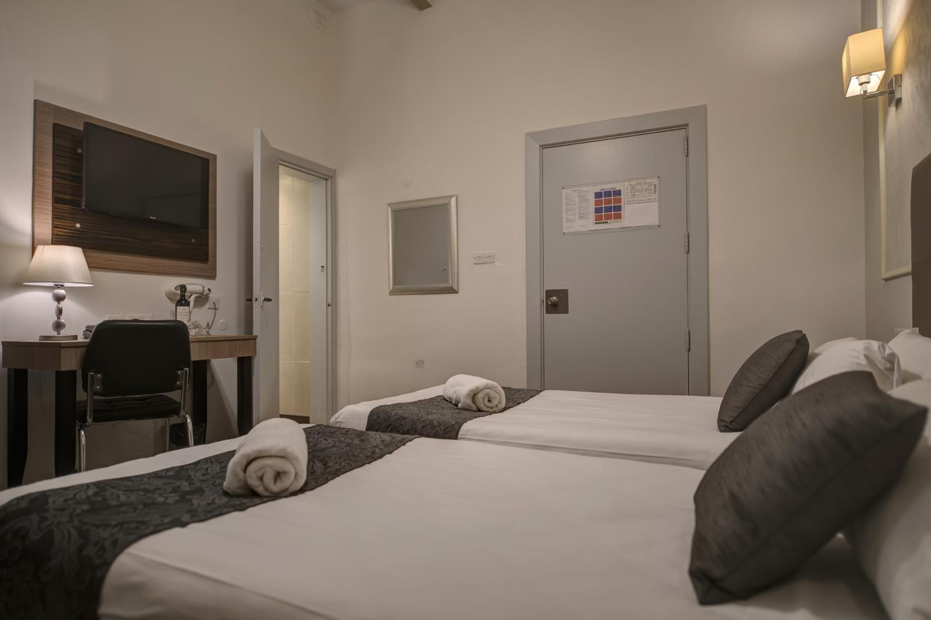 Standard Double or Twin Room - Photo 6