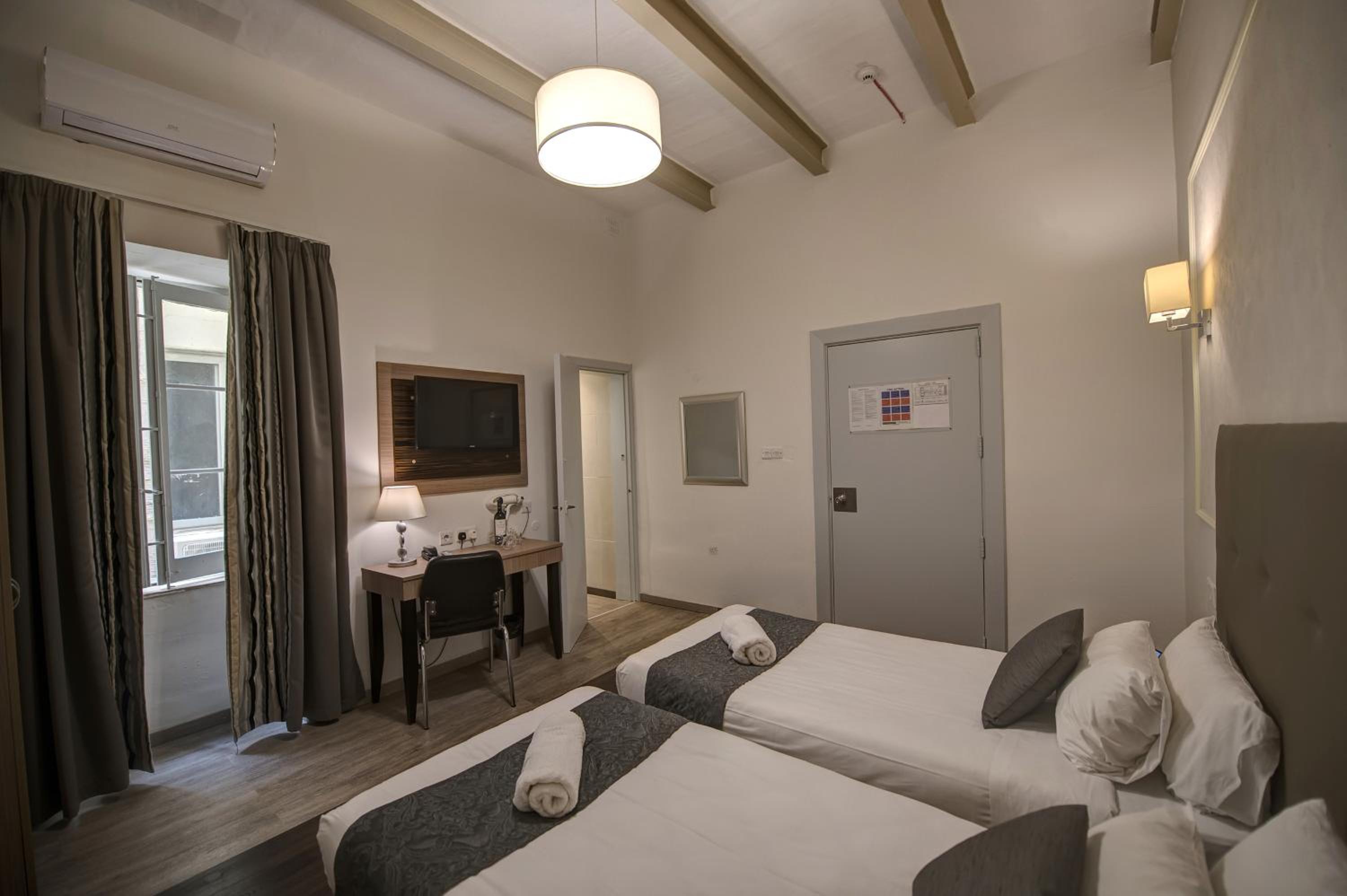 Standard Double or Twin Room - Photo 4